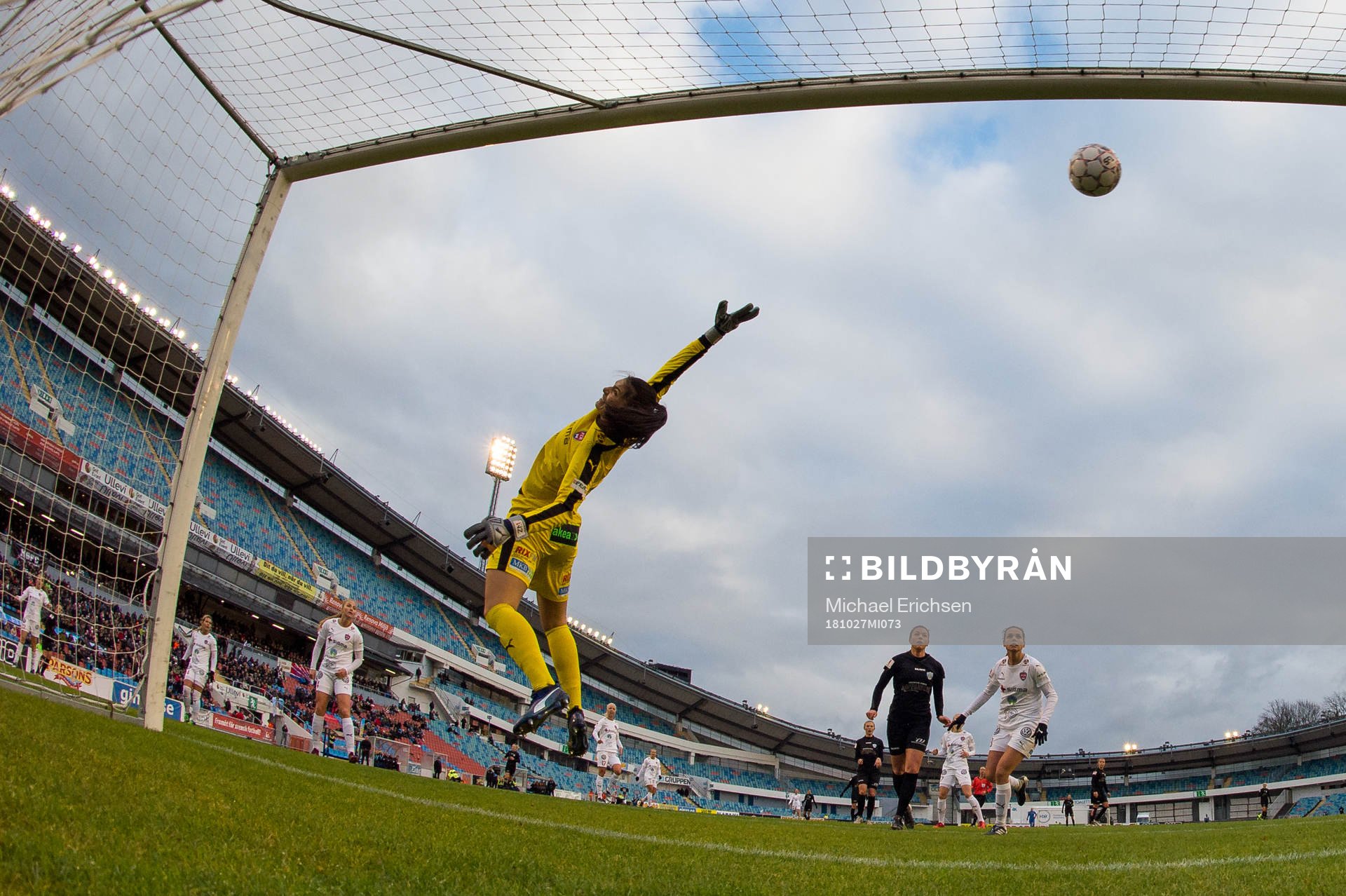Göteborgs Elin Rubensson skjuter 2-0 bakom Rosengårds