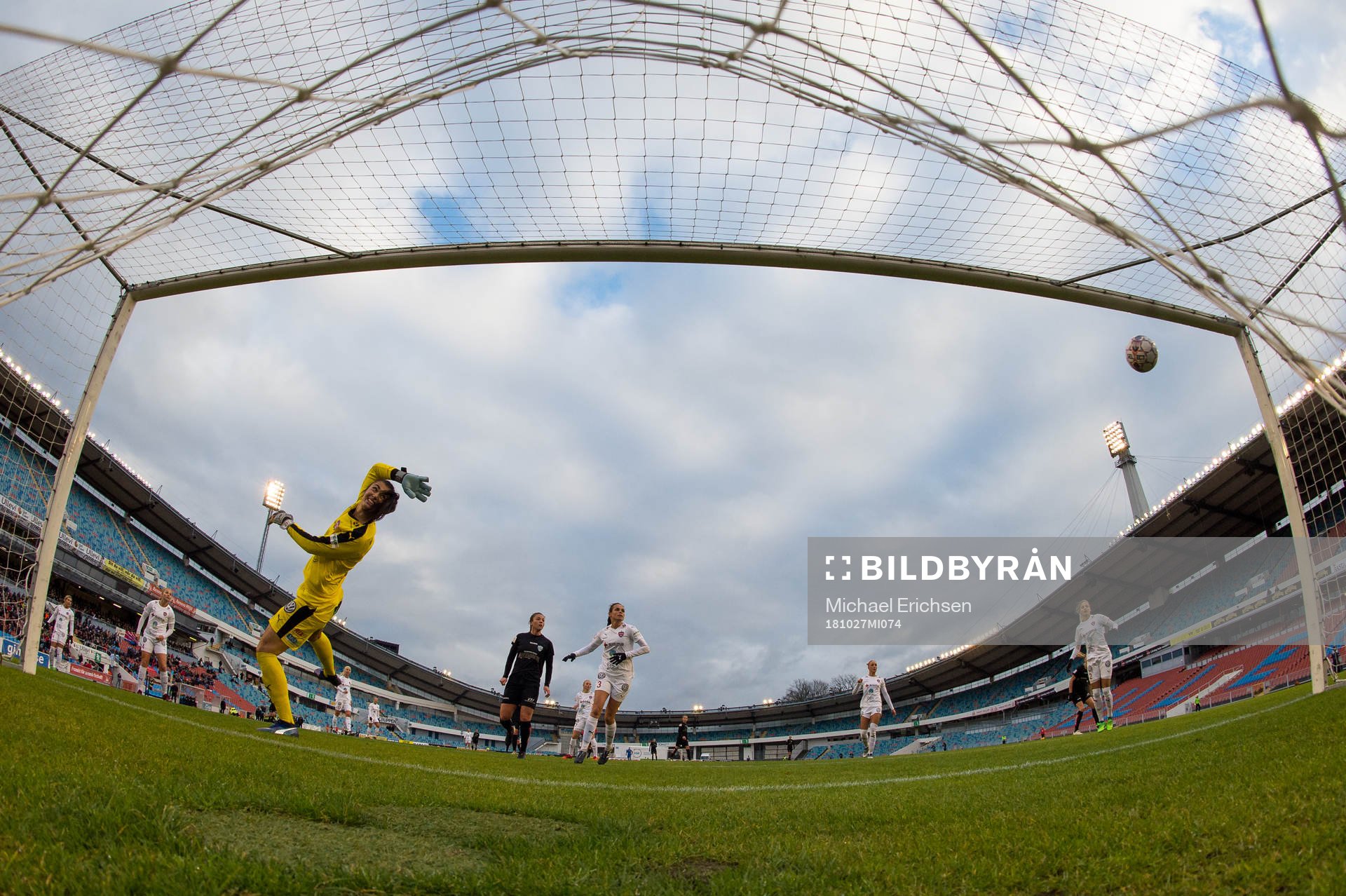 Göteborgs Elin Rubensson skjuter 2-0 bakom Rosengårds