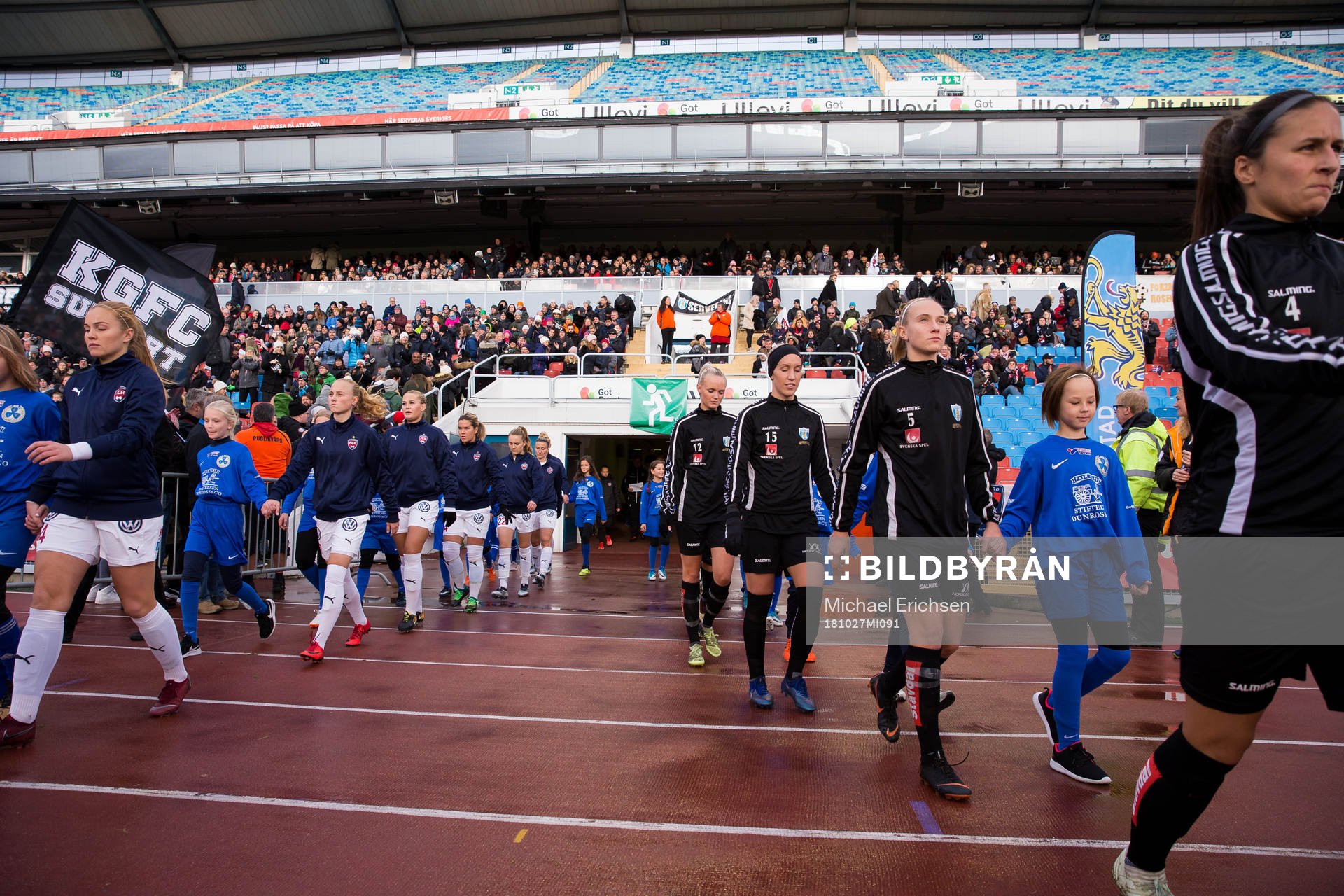 Lagen på väg in för line up innan fotbollsmatchen i