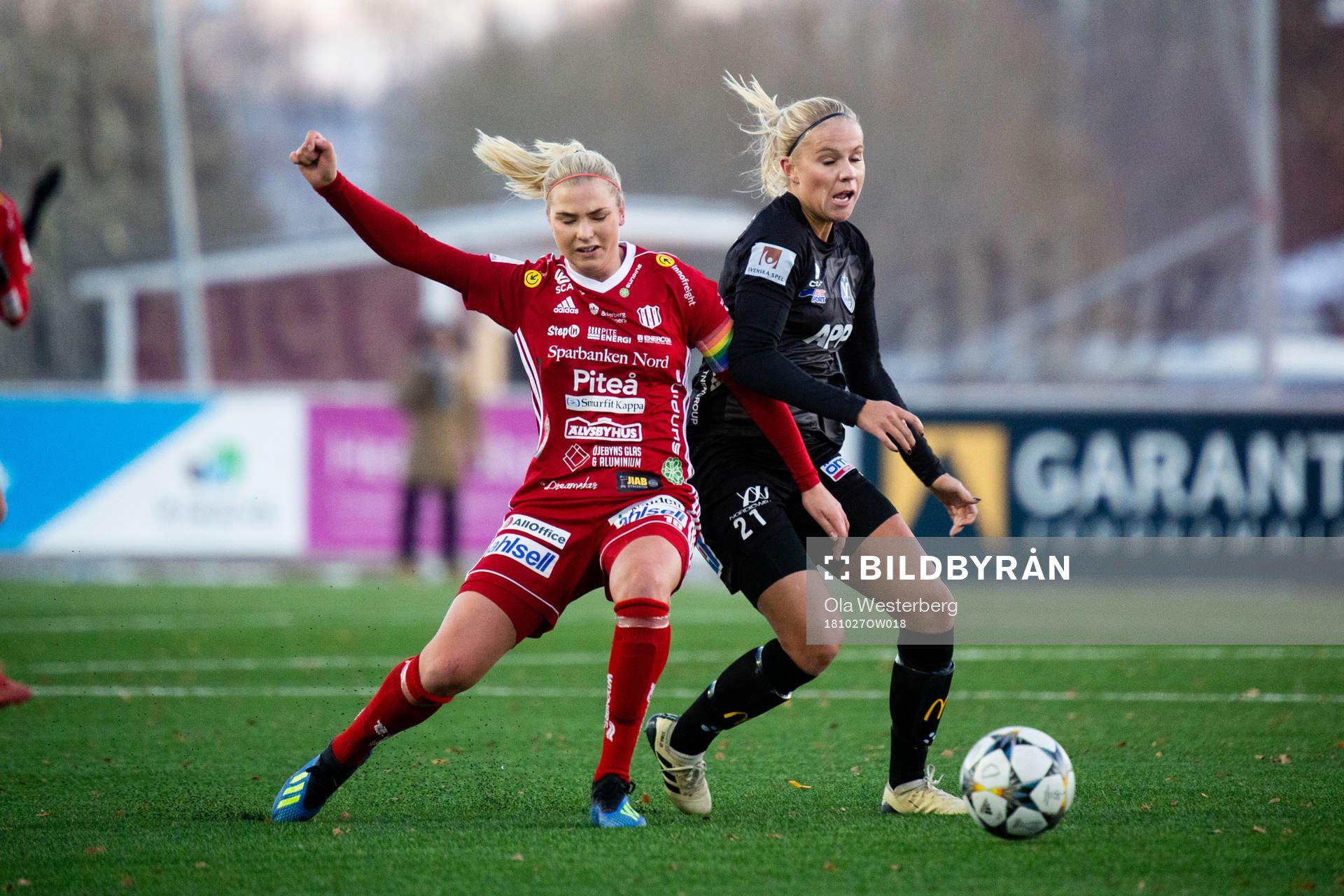 Piteås Elin Bragnum  i närkamp med Växjös Stina Lennartsson  under fotbollsmatchen i Damallsvenskan mellan Piteå och Växjö den 27 oktober 2018 i Piteå.