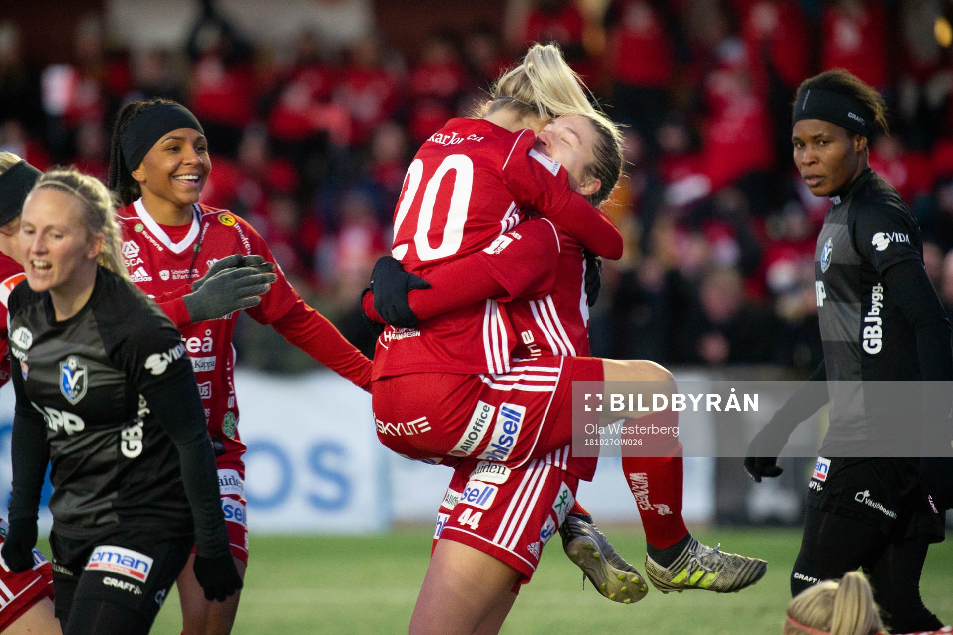Piteås Jo Blankenship och Emelie Lövgren jublar efter 3-1 under fotbollsmatchen i Damallsvenskan mellan Piteå och Växjö den 27 oktober 2018 i Piteå.