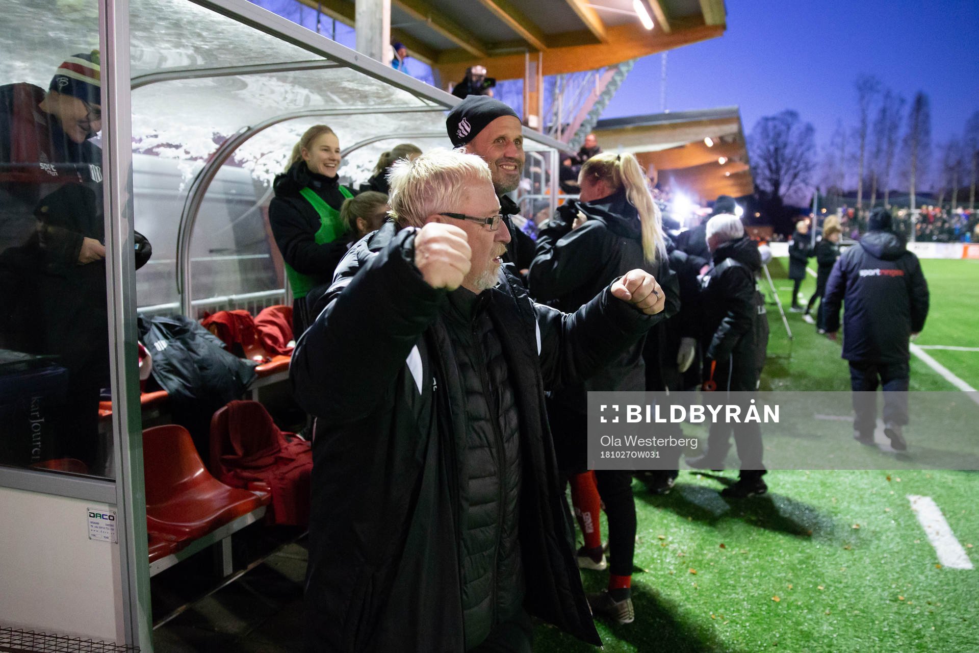 i181027 Piteås spelare och ledare jublar på bänken