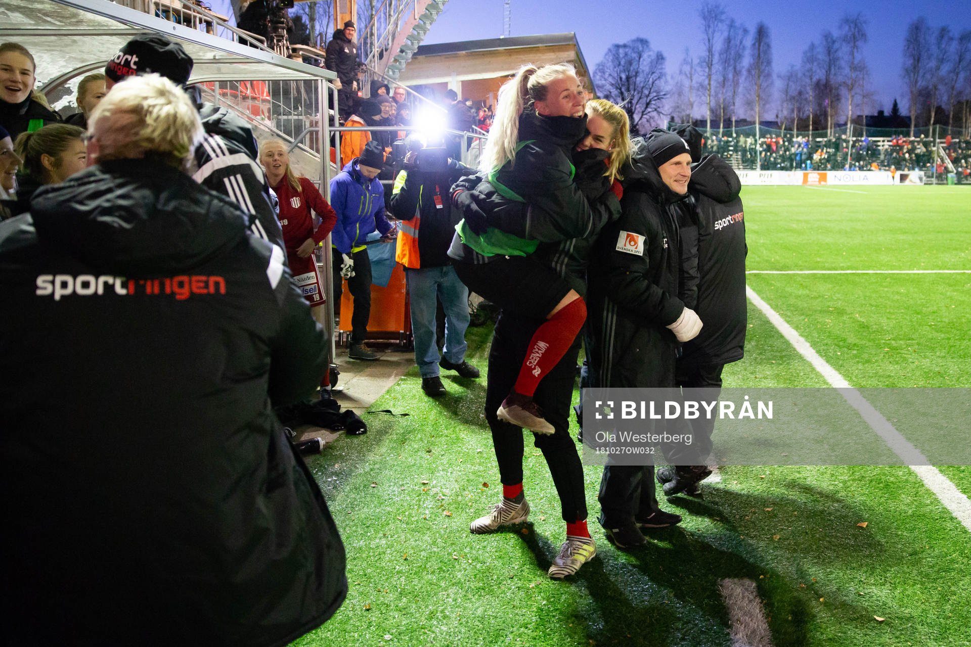 i181027 Piteås spelare jublar på bänken
