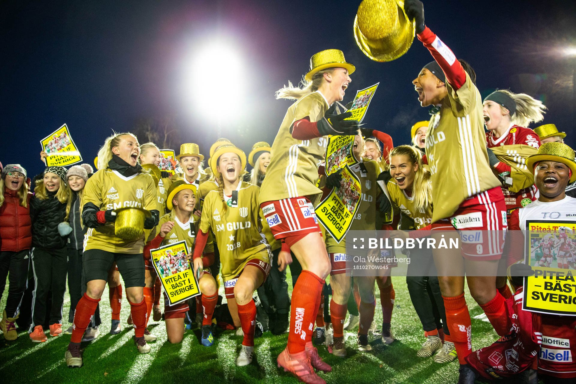 Piteås Julia Karlenäs och Madelen Janogy  firar SM-guld