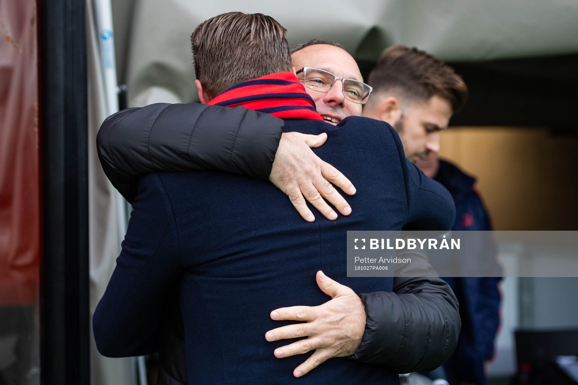 Östers tränare Christian Järdler kramar om Helsingborgs