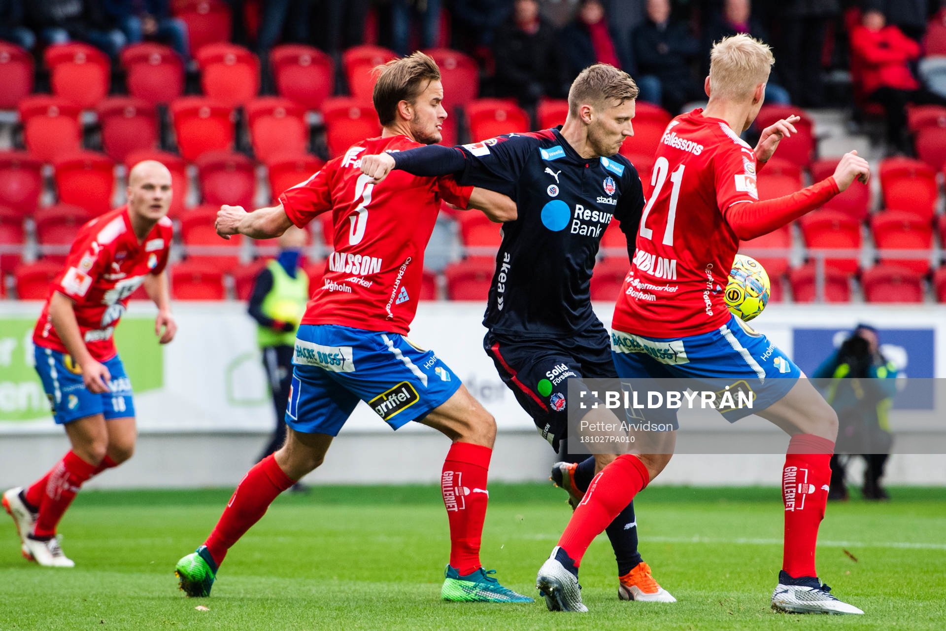 Helsingborgs Andri Runar Bjarnason i kamp om bollen med