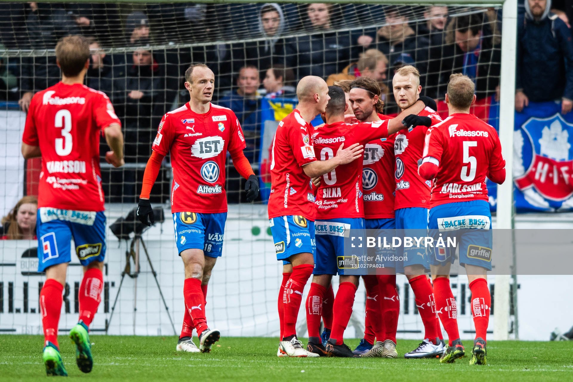 Östers Simon Helg jublar med lagkamrater efter 1-1-målet under fotbollsmatchen i Superettan mellan Öster och Helsingborg den 27 oktober 2018 i Växjö.