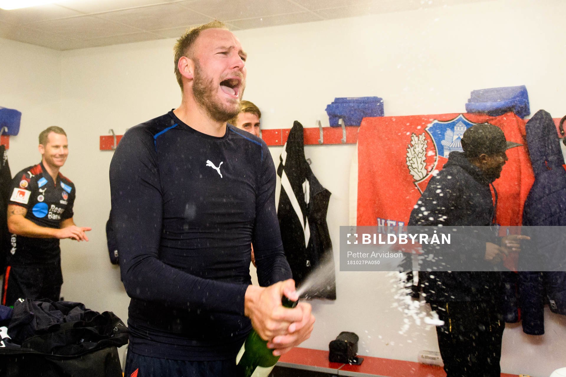 Helsingborgs Andreas Granqvist jublar med champagne i