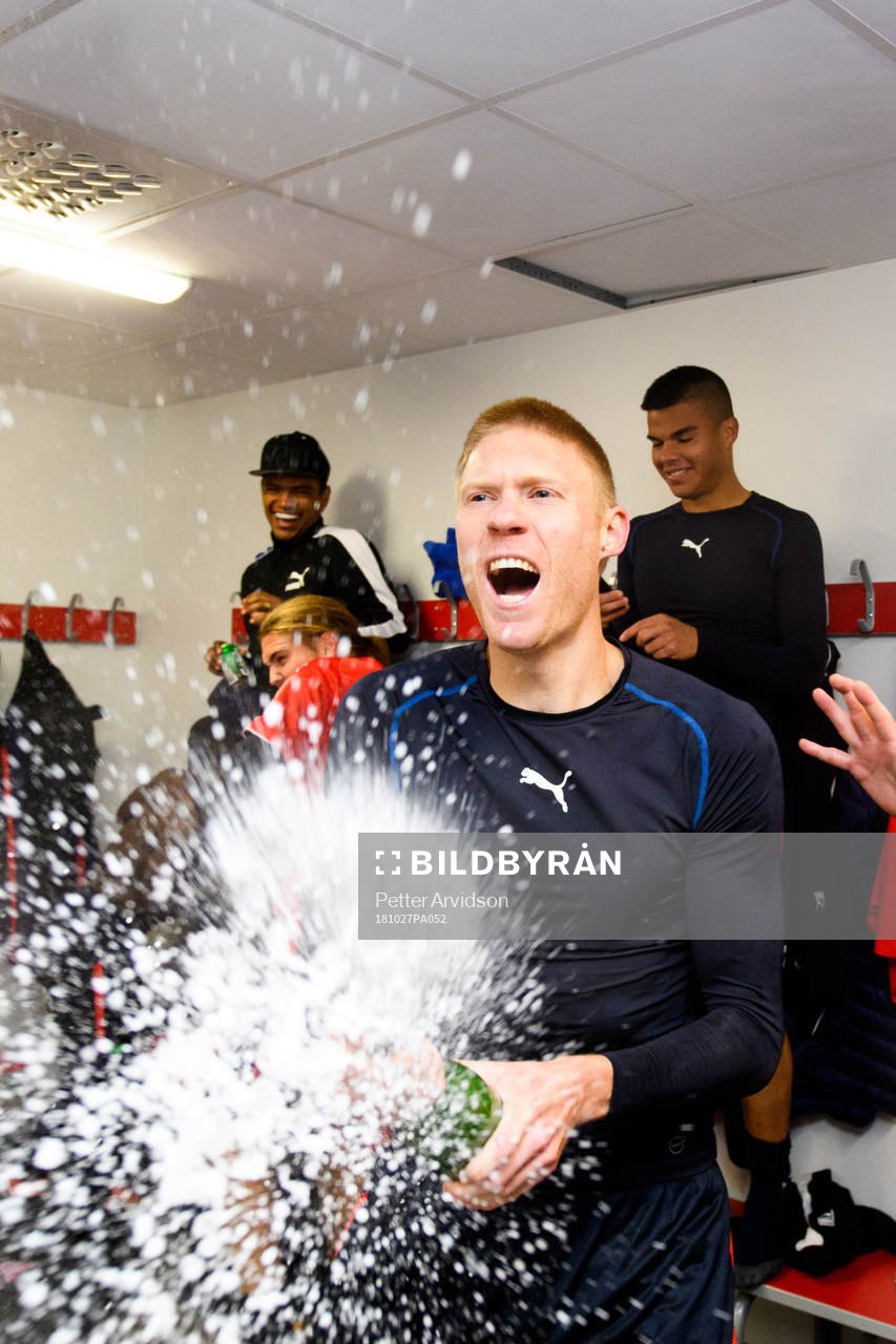 Helsingborgs Markus Holgersson jublar med champagne i