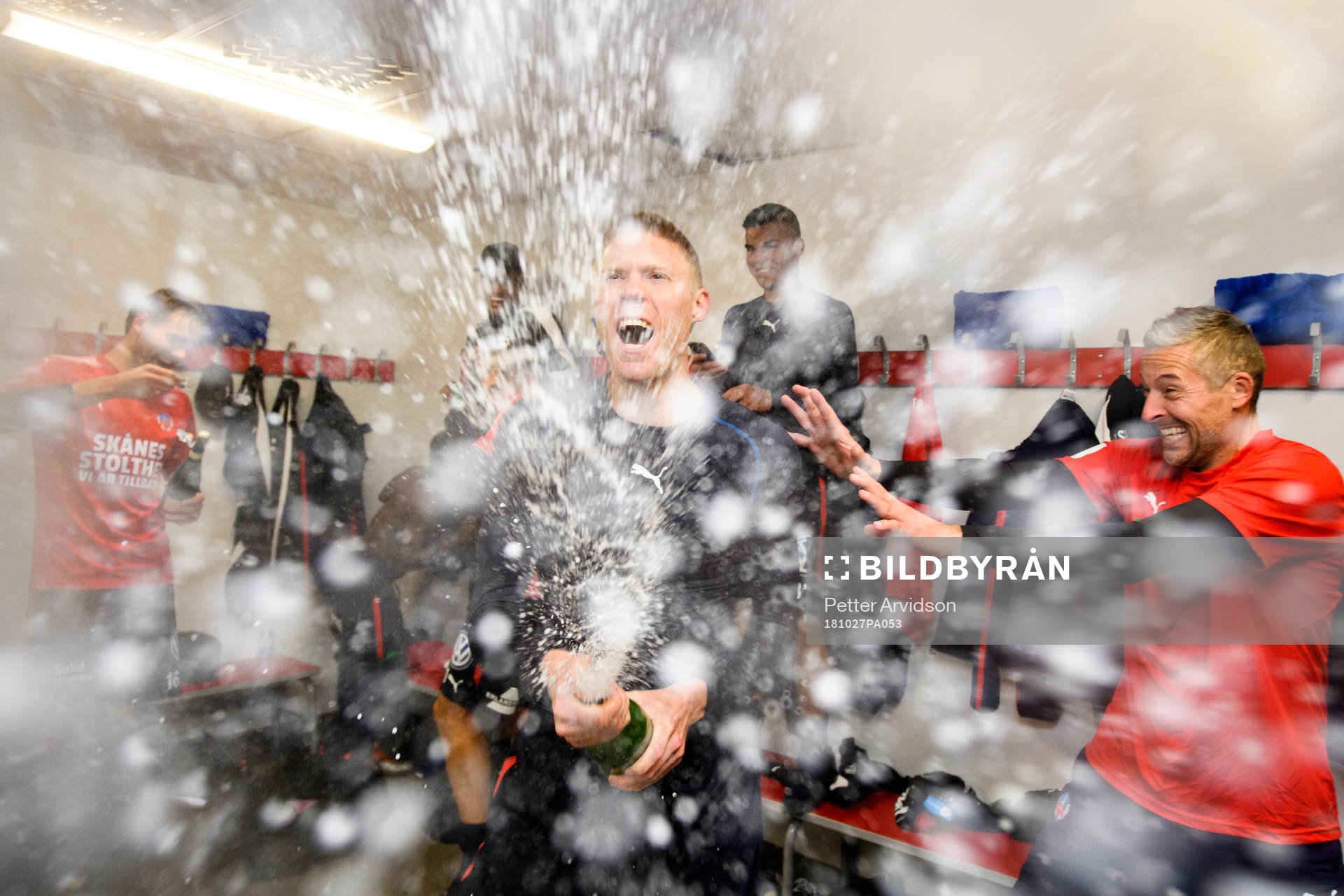Helsingborgs Markus Holgersson jublar med champagne i