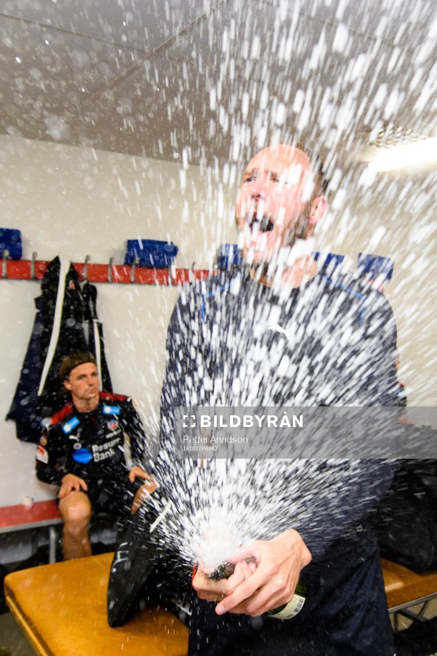 Helsingborgs Andreas Granqvist jublar med champagne i