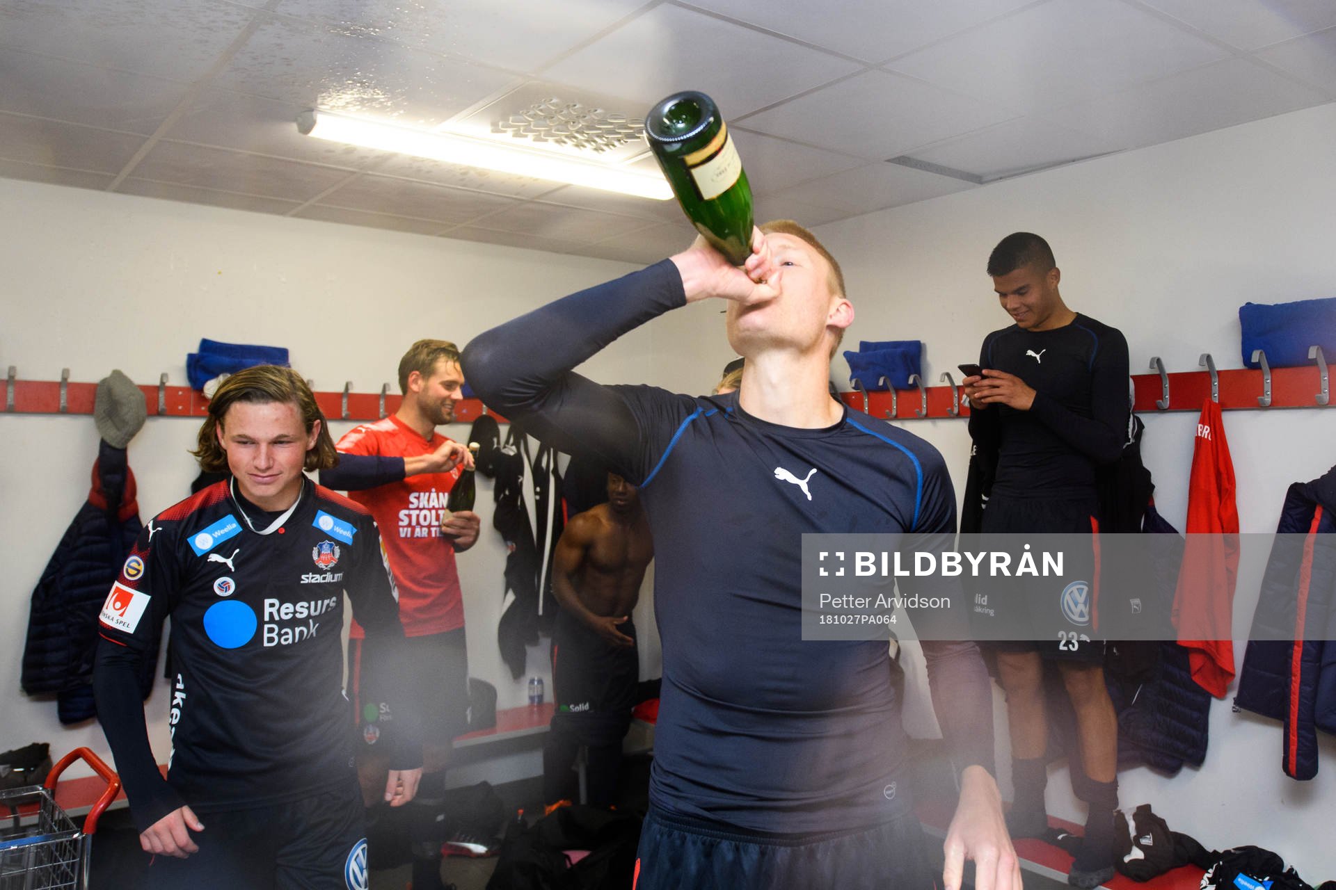 Helsingborgs Markus Holgersson jublar med champagne i omklädningsrummet över det allsvenska avancemanget nästa år efter fotbollsmatchen i Superettan mellan Öster och Helsingborg den 27 oktober 2018 i Växjö.