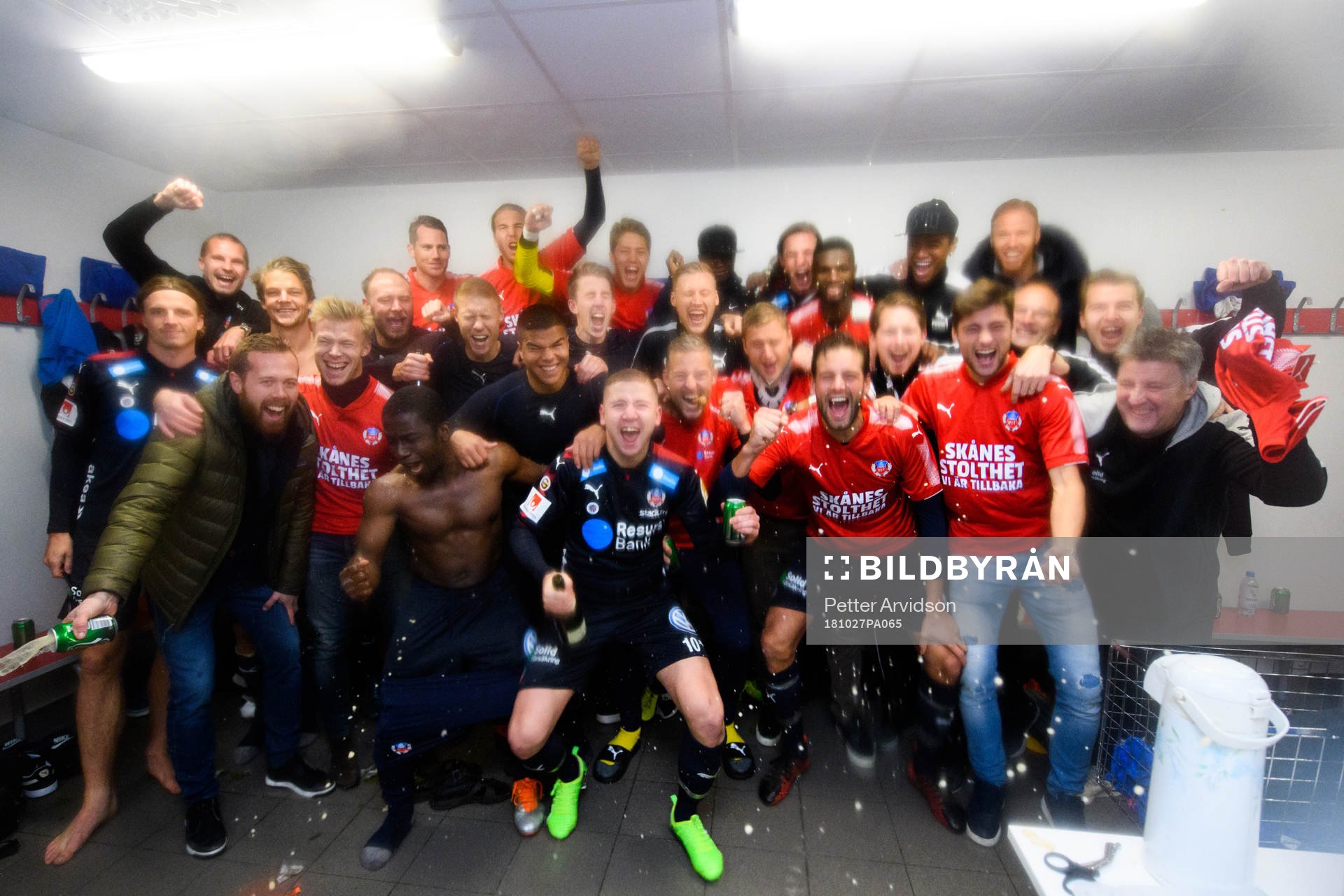 Helsingborgs spelare och ledare jublar i omklädningsrummet över det allsvenska avancemanget nästa år efter fotbollsmatchen i Superettan mellan Öster och Helsingborg den 27 oktober 2018 i Växjö.