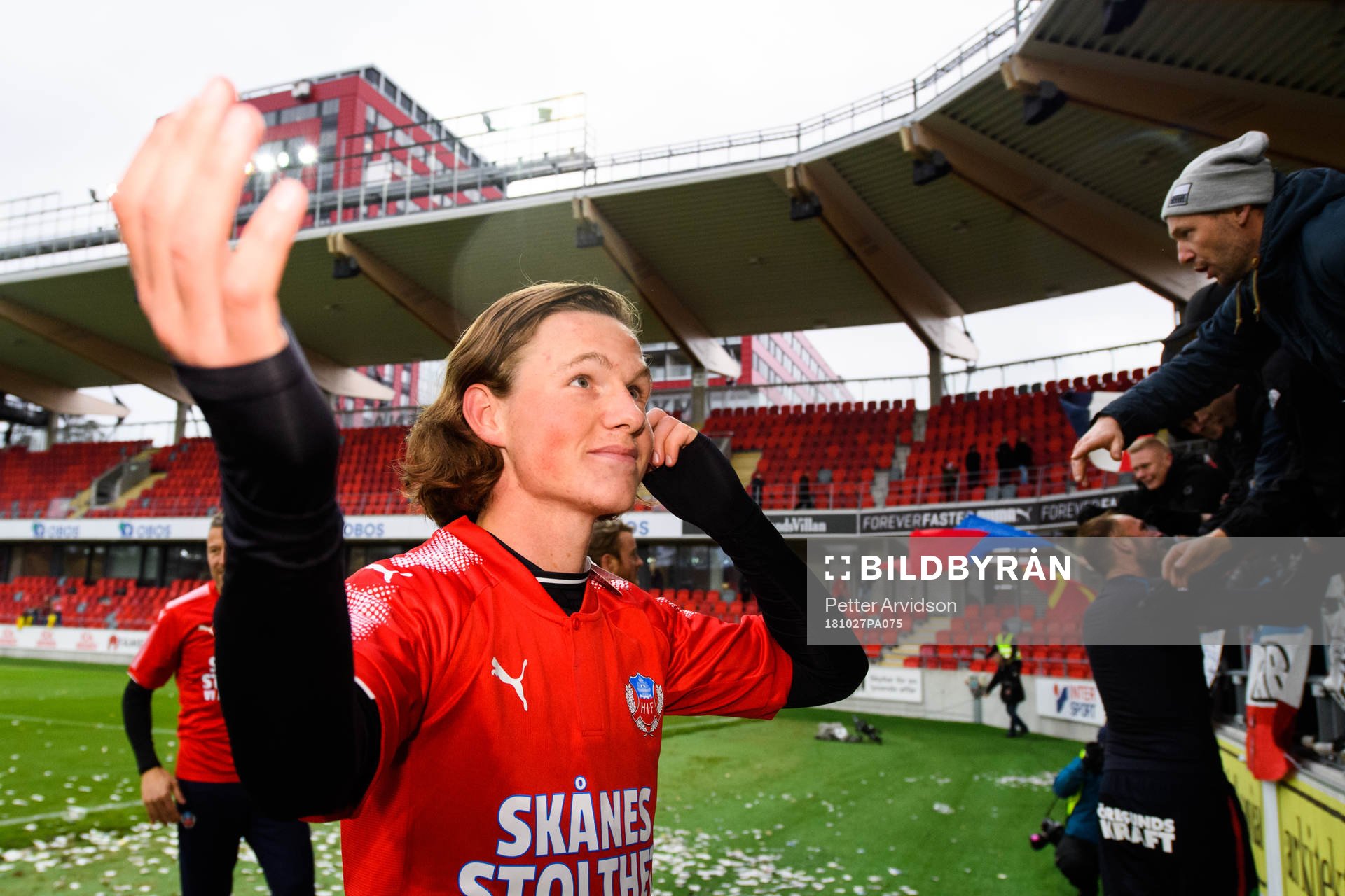 Helsingborgs Max Svensson jublar med publiken över det