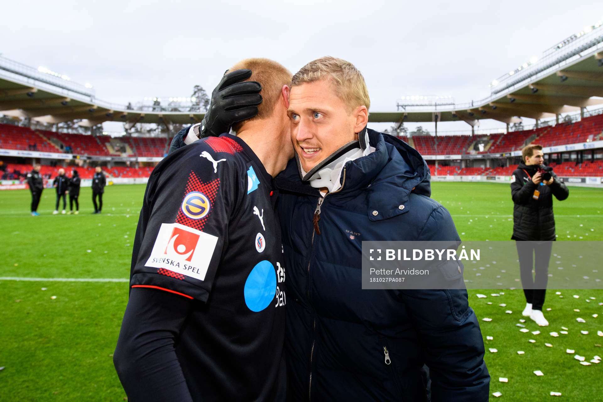 Helsingborgs skadade målvakt Pär Hansson kramar om Markus