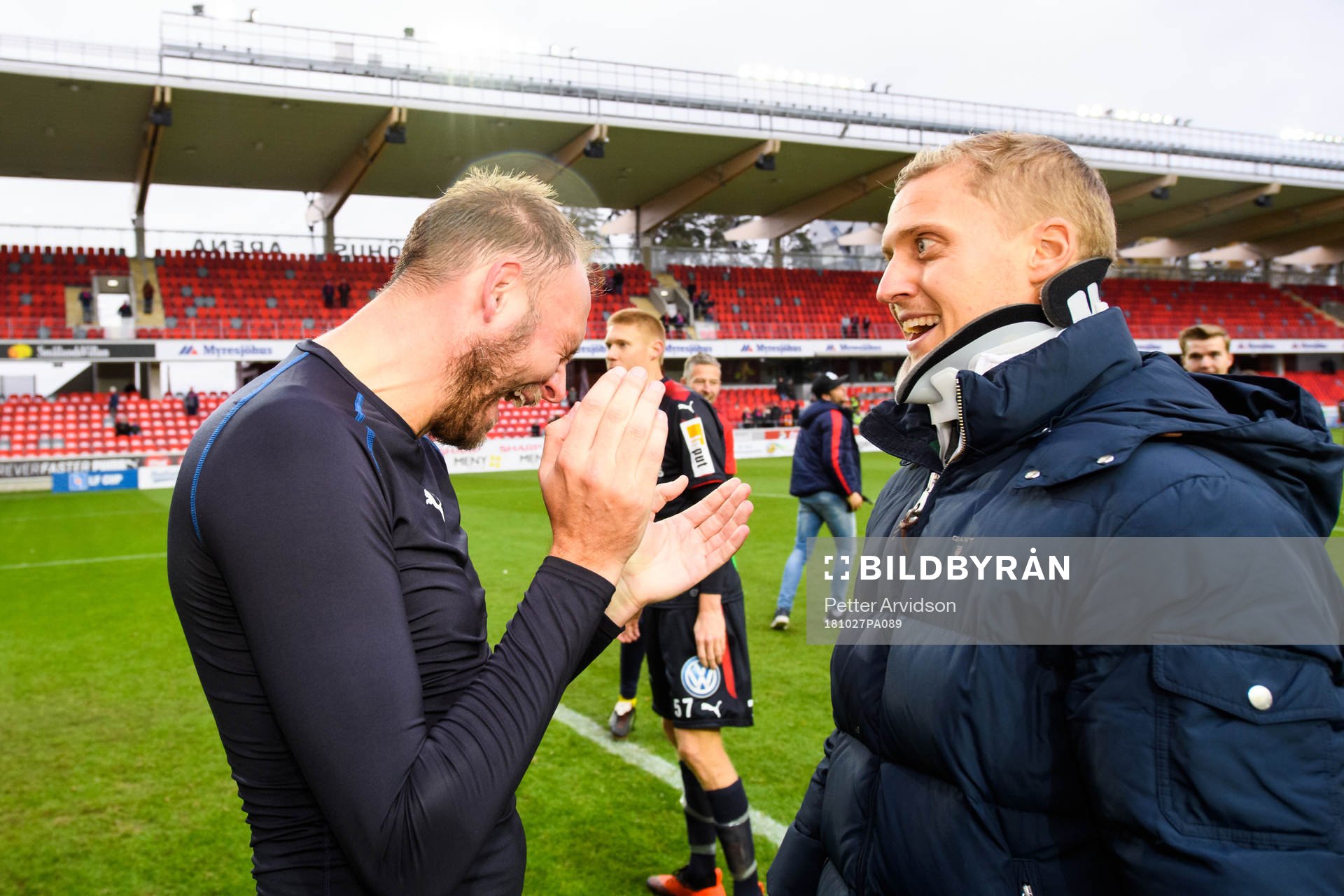 Helsingborgs Andreas Granqvist och skadade målvakten Pär