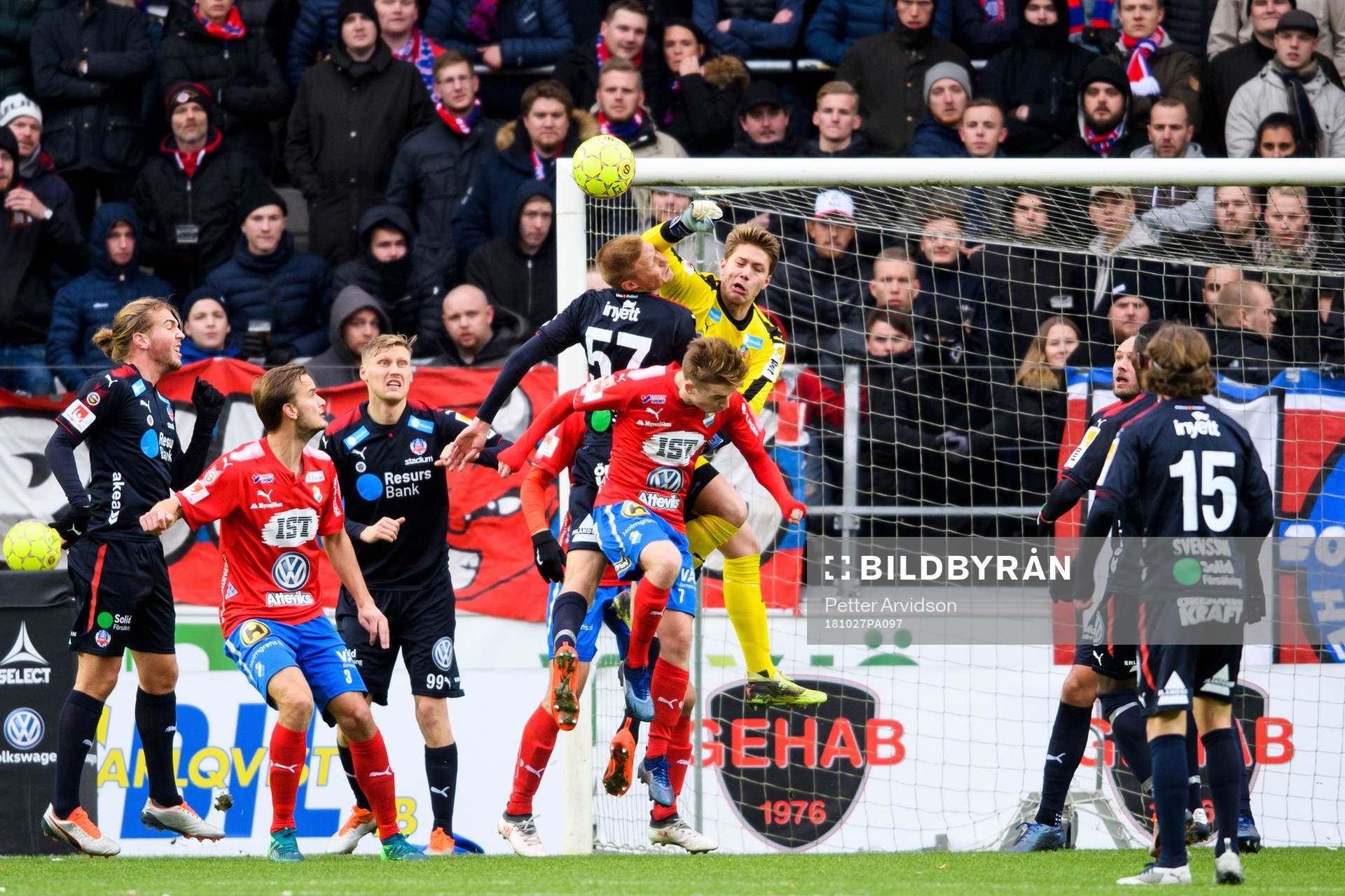 Helsingborgs målvakt Kalle Joelsson boxar undan framför