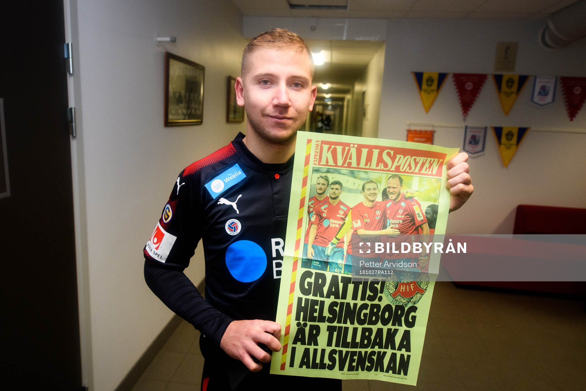 Helsingborgs Darijan Bojanic jublar med en löpsedel från