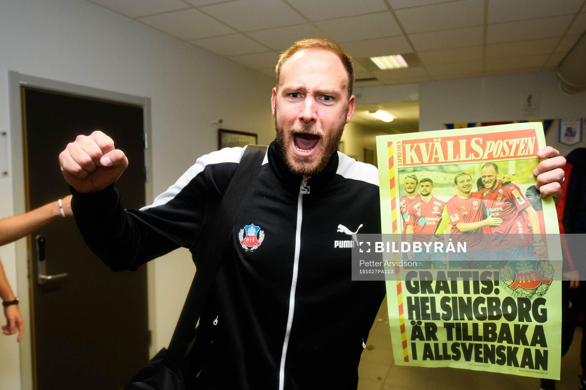Helsingborgs Andreas Granqvist jublar med en löpsedel