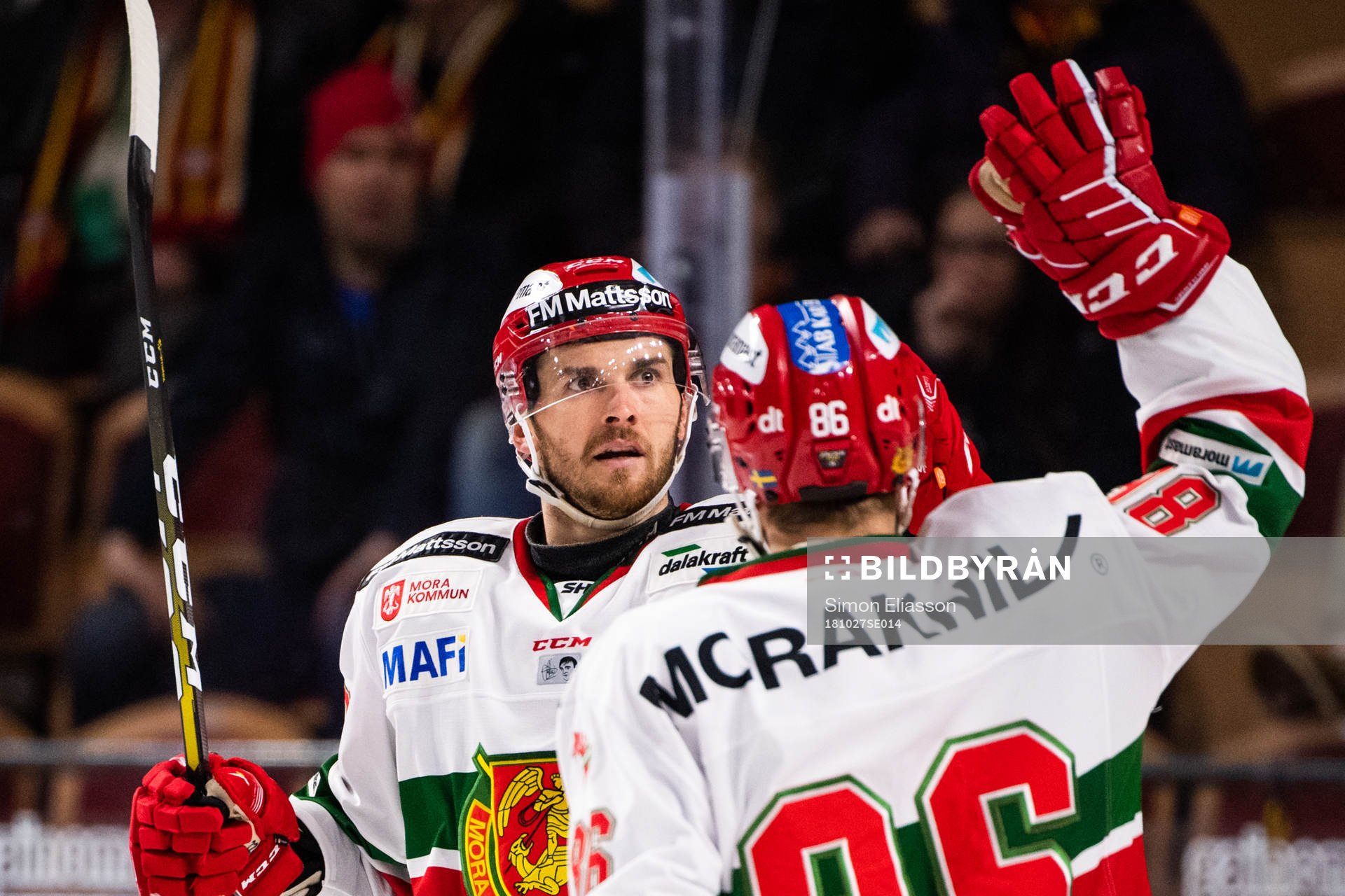 Moras Matt Bailey jublar med Mathias Bromé