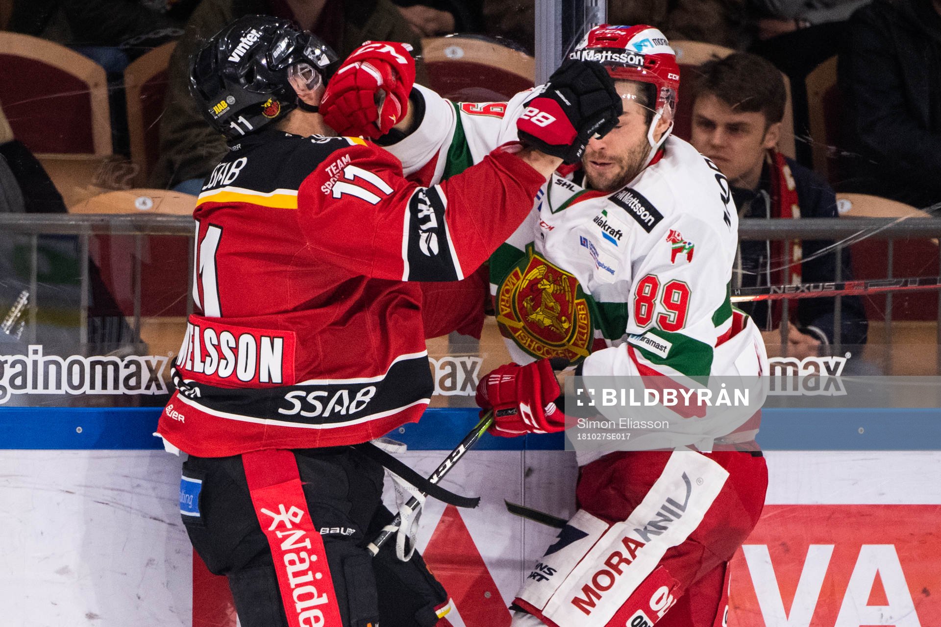 Luleås Petter Emanuelsson och Moras Ryan Johnston i kamp