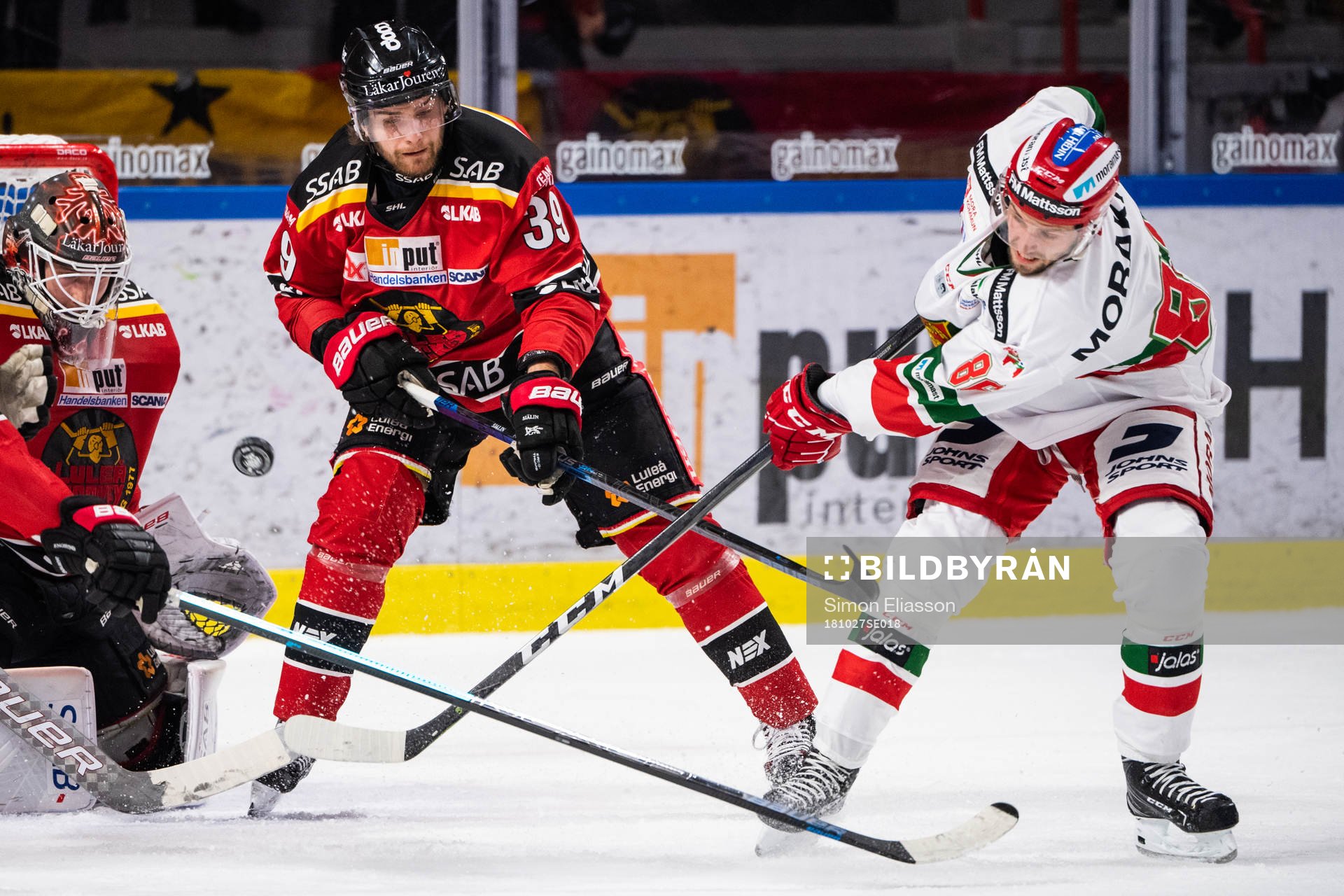 Luleås Pontus Själin och Moras Mathias Bromé i kamp om