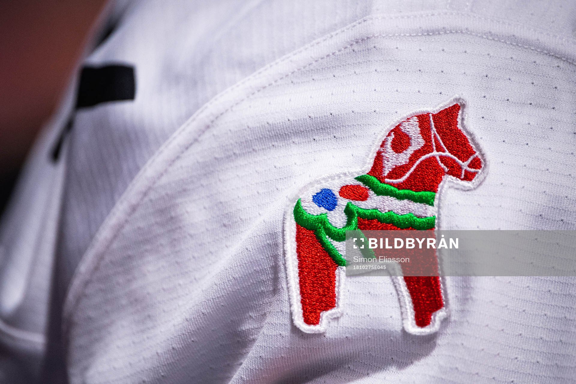 Detaljbild av dalahäst på Moras matchställ