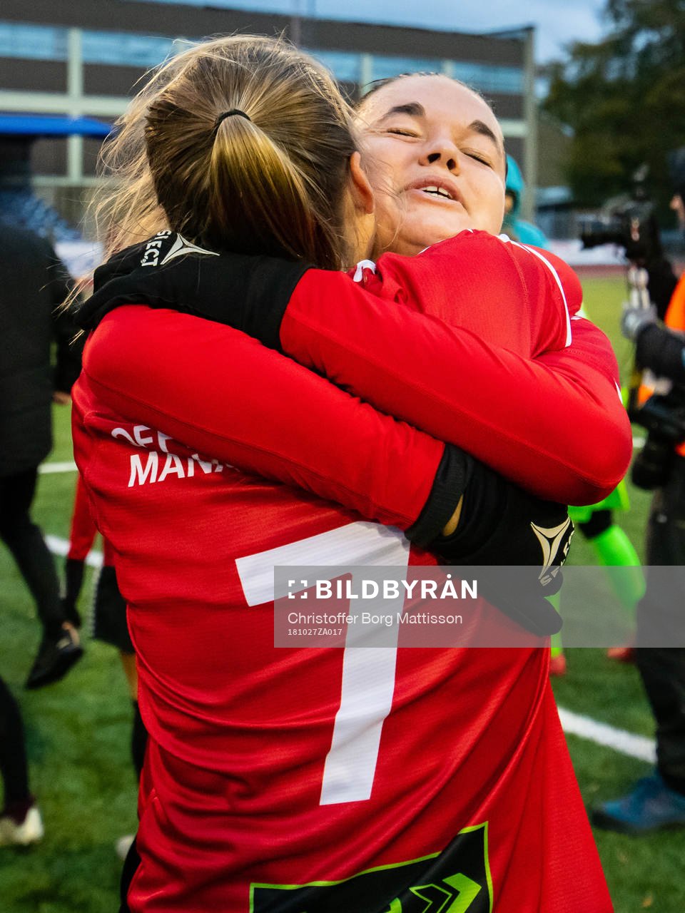 LB07s spelare Anna Welin (t.v) jublar