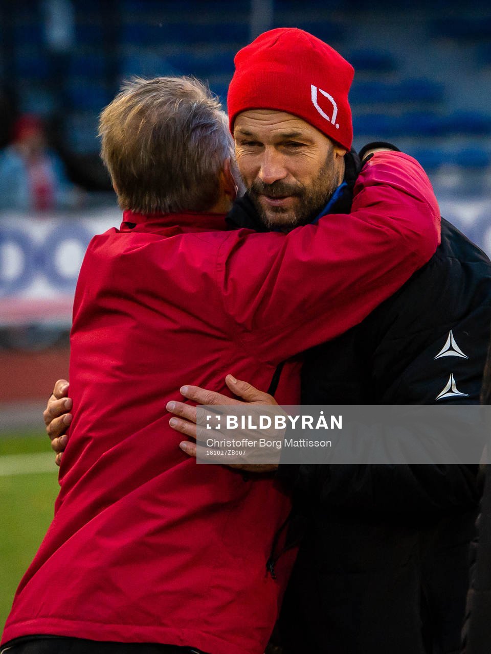 LB07s tränare Otto Persson kramas om