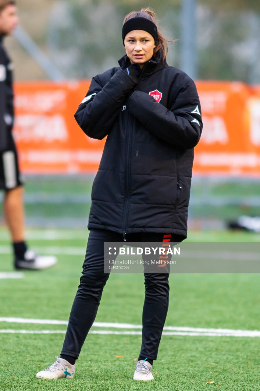 LB07s Julia Welin under uppvärmningen till fotbollsmatchen i Damallsvenskan mellan LB07 och Djurgården den 27 oktober 2018 i Limhamn.