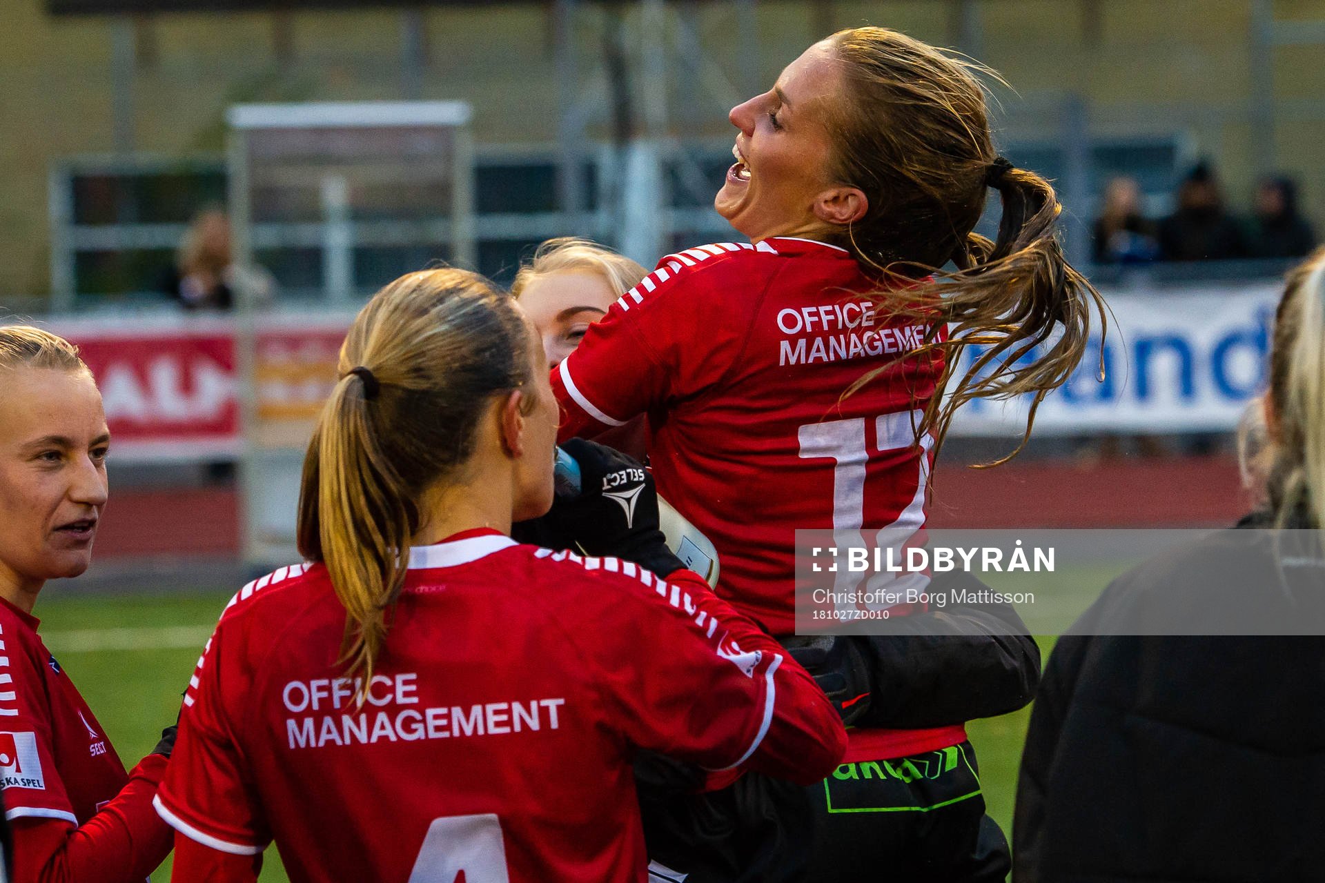 LB07s spelare jublar