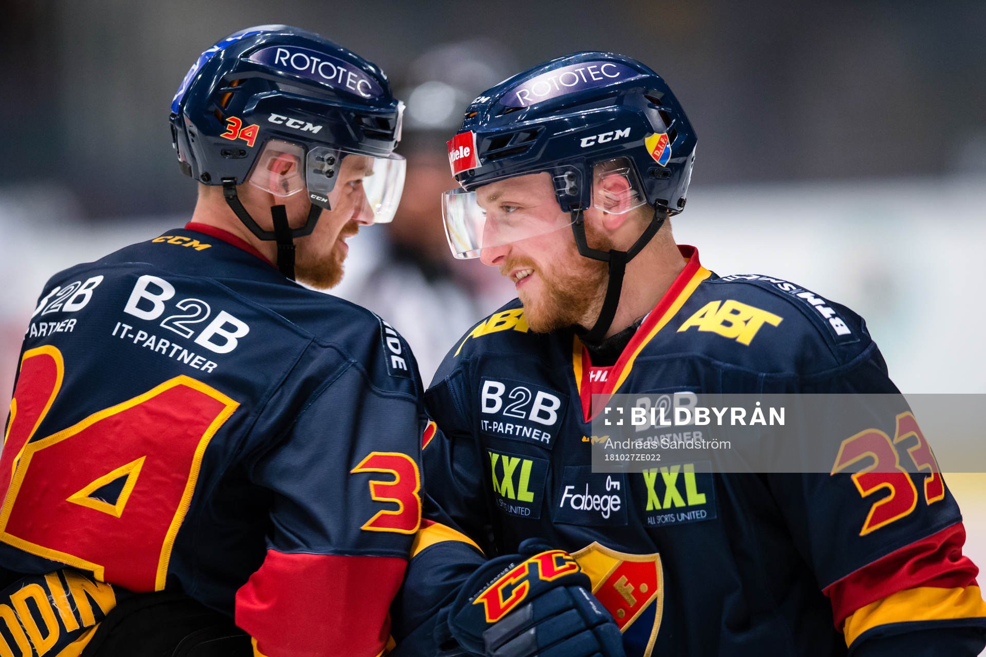 Djurgårdens Tom Nilsson (v) och Linus Hultström (h) ser