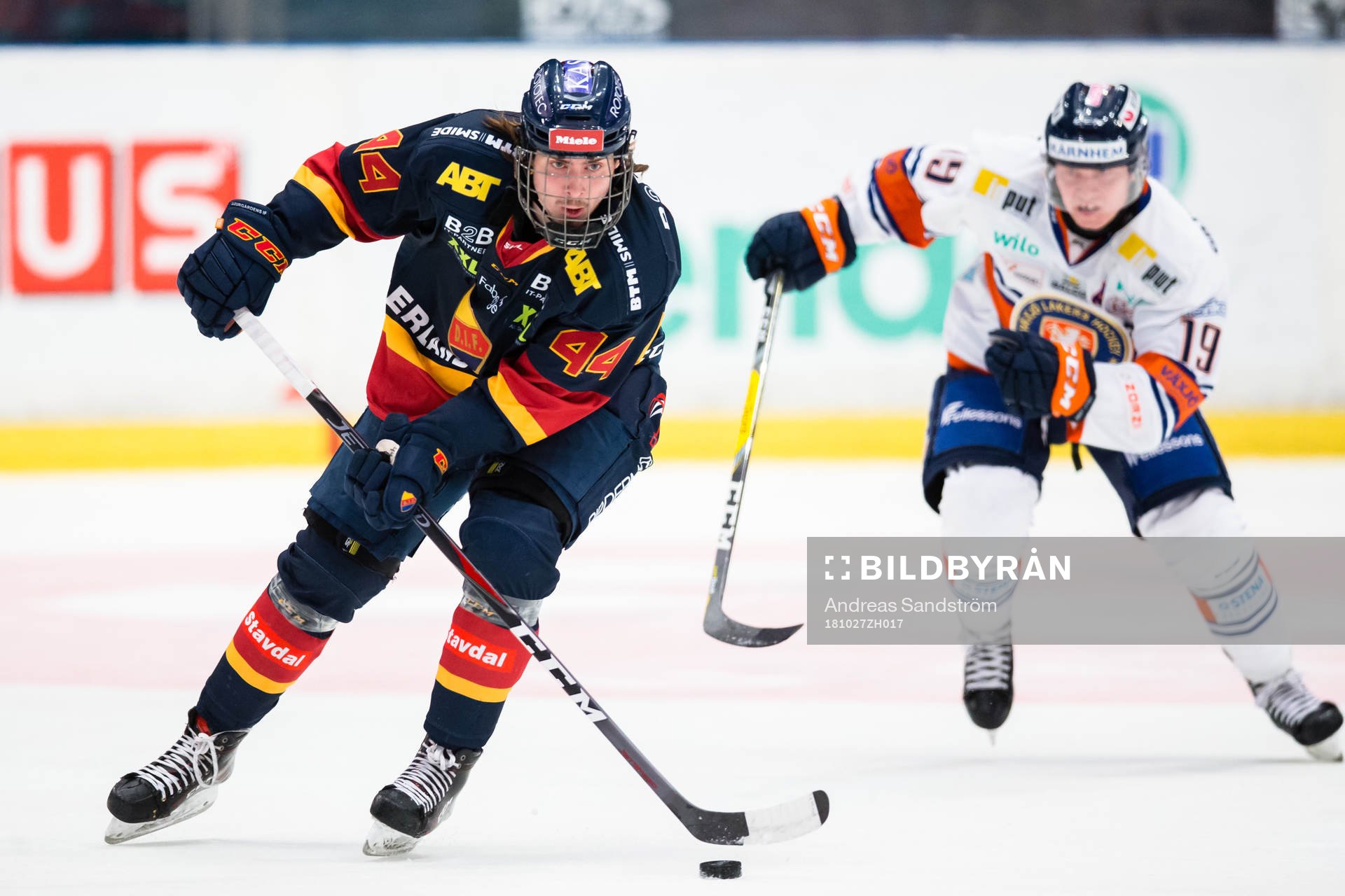 Djurgårdens Albin Grewe jagas av Växjös Tuomas Kiiskinen