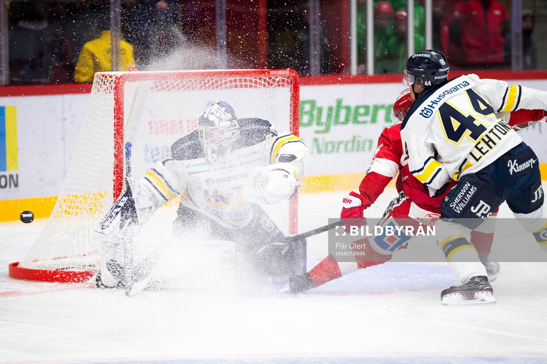 s Mikko Lehtonen framför HV71:s målvakt Jonas Gunnarsson