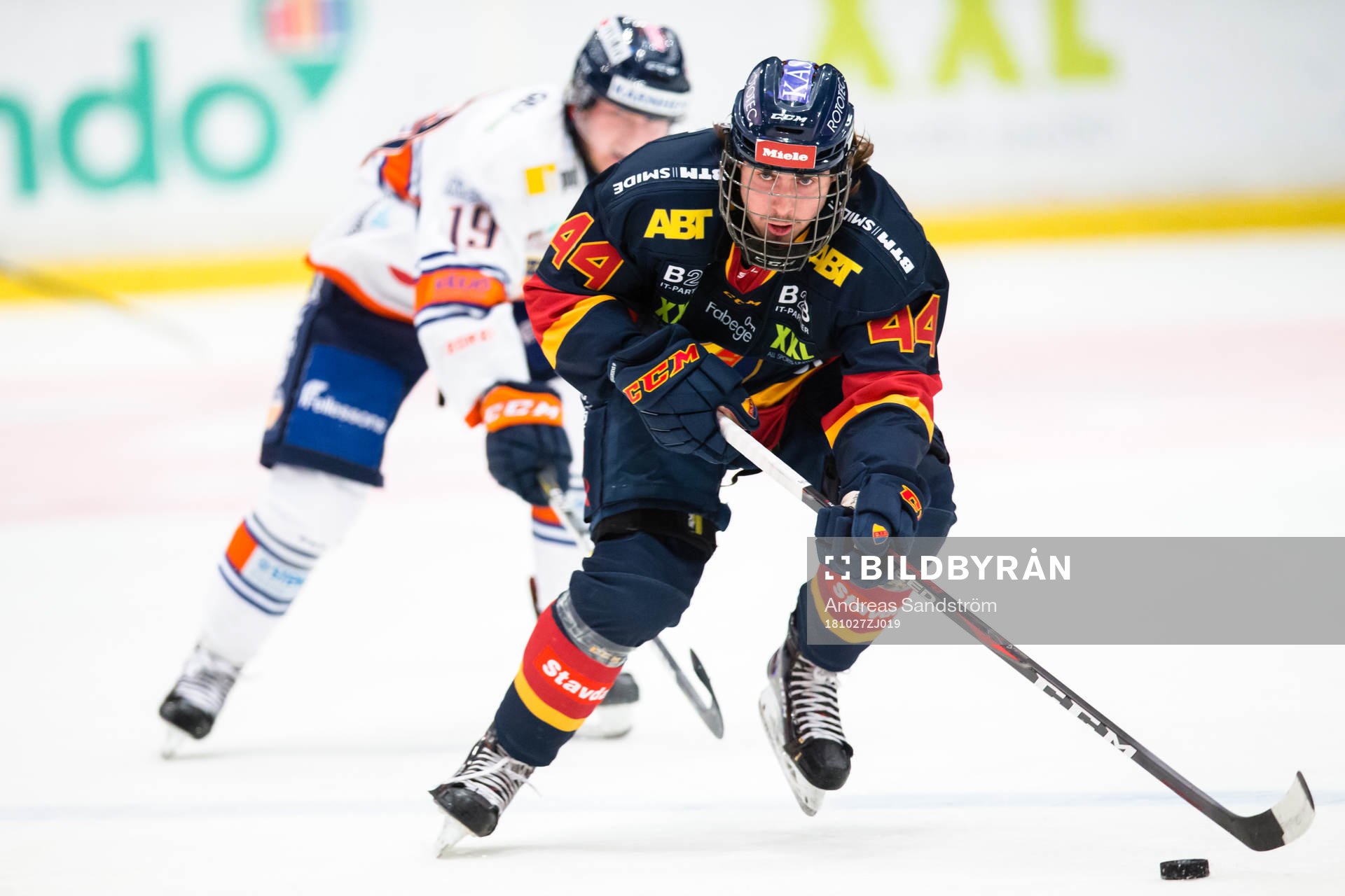 Djurgårdens Albin Grewe jagas av Växjös Tuomas Kiiskinen