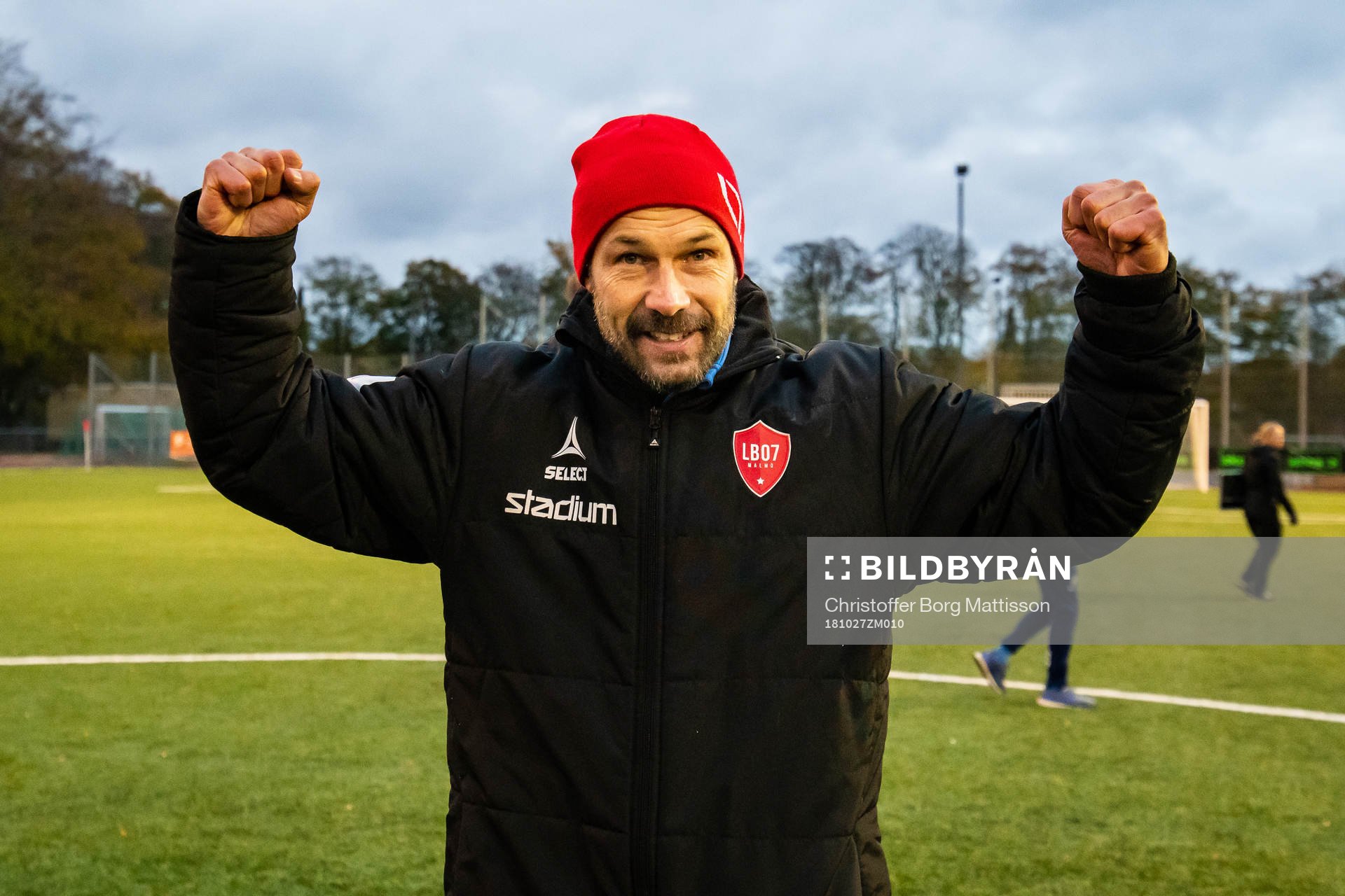 LB07s tränare Otto Persson jublar