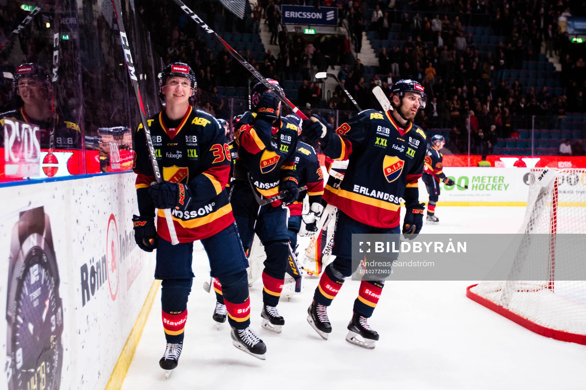 Djurgårdens Olle Alsing och övriga spelare tackar publiken