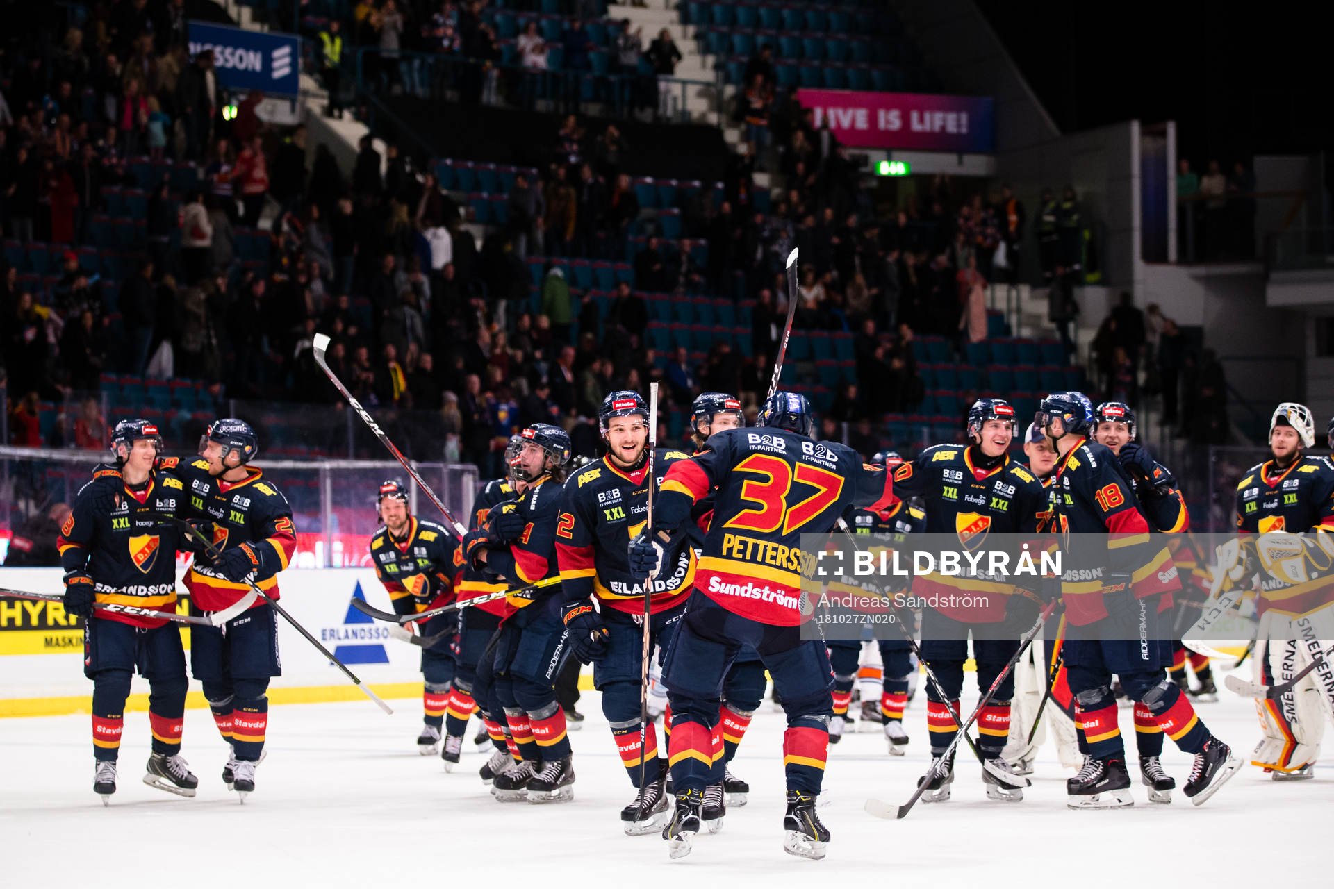 Djurgårdens spelare hoppar runt och jublar