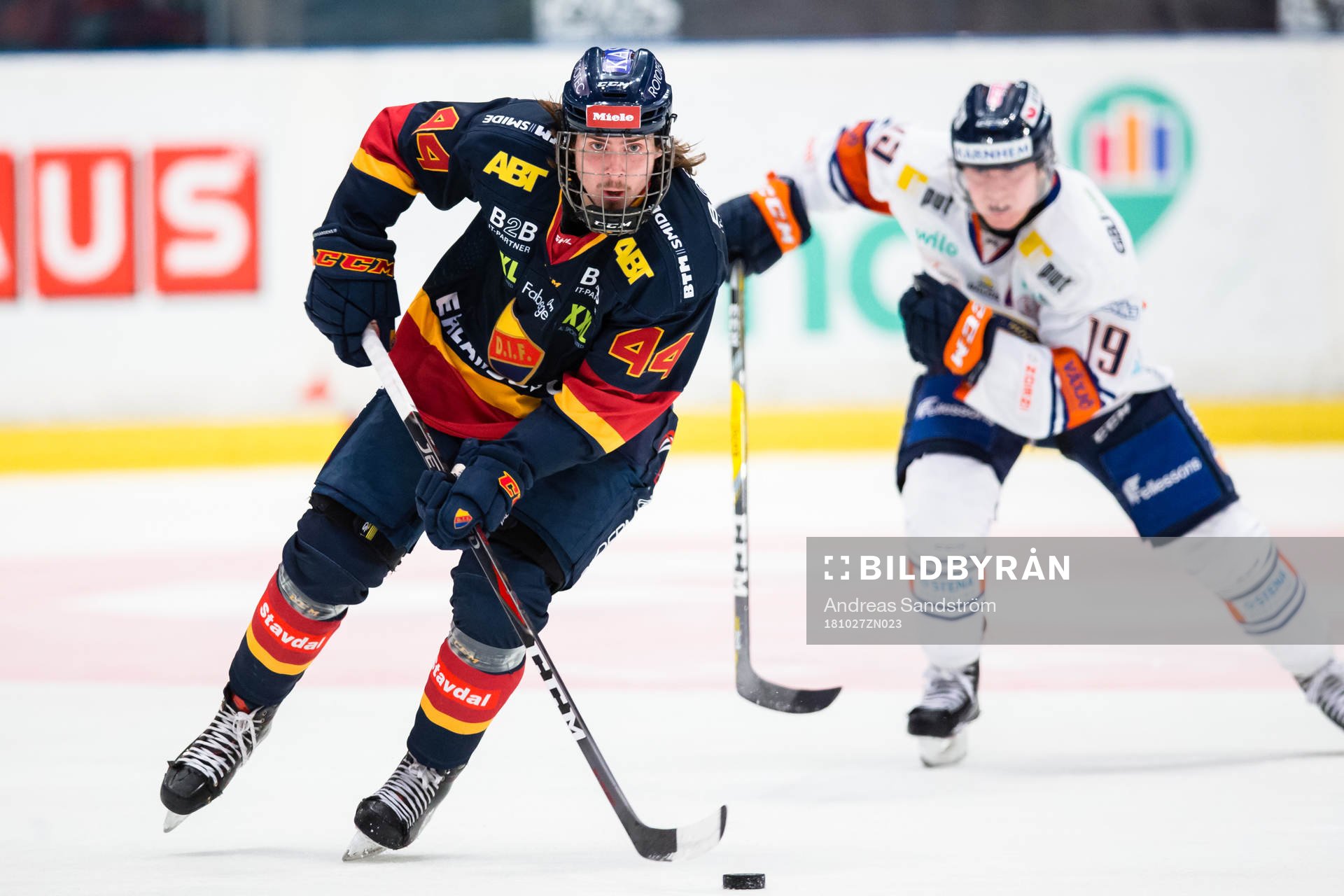 Djurgårdens Albin Grewe jagas av Växjös Tuomas Kiiskinen
