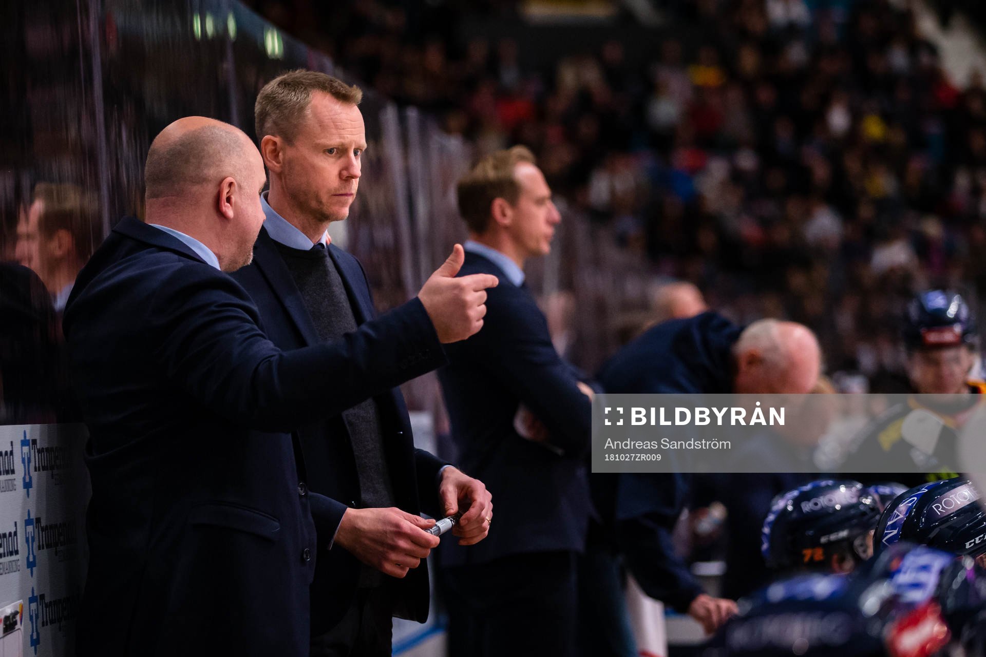 Djurgårdens tränare Robert Ohlsson samtalar med