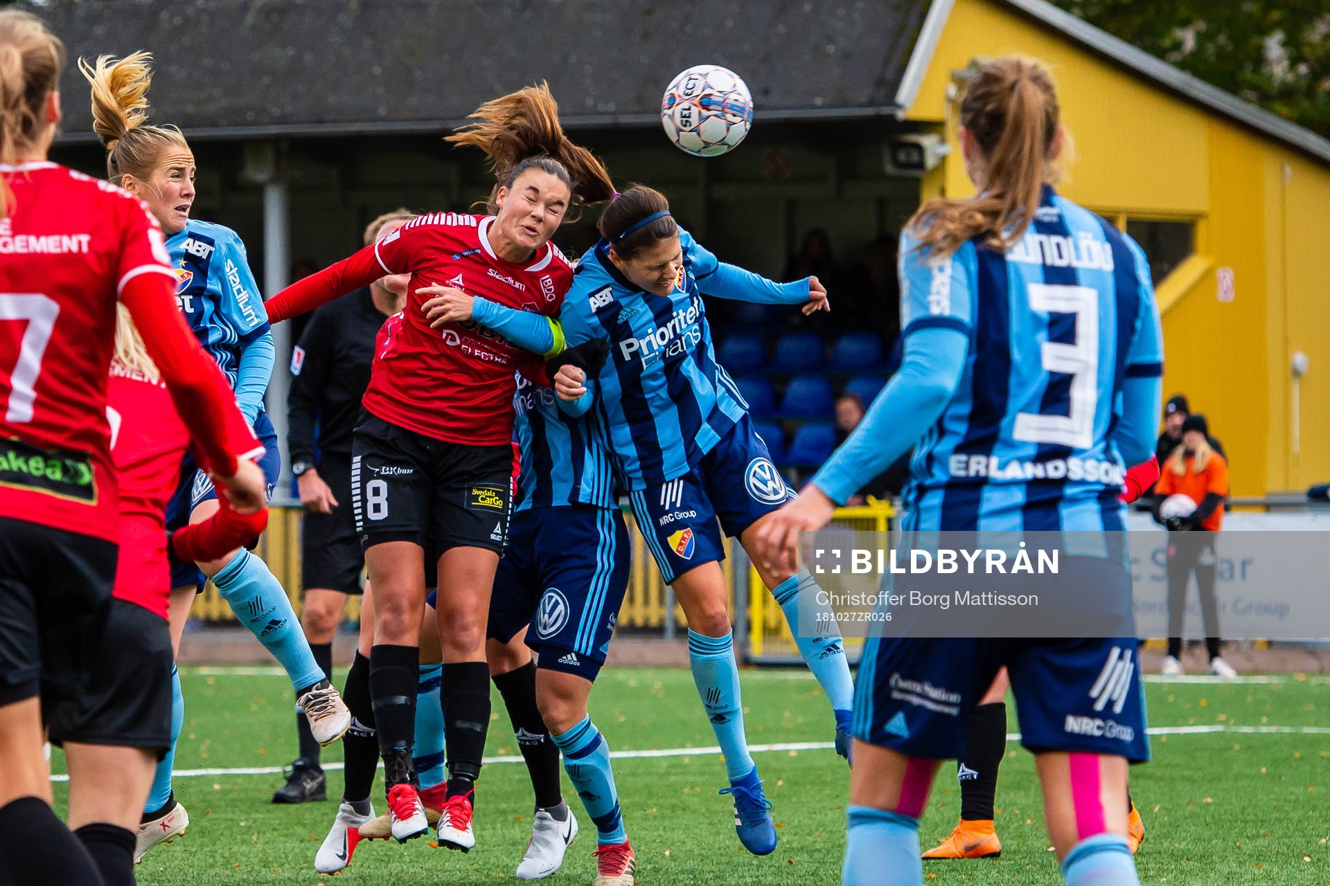 LB07s Anna Welin i kamp med Djurgårdens Madeleine Bauer under fotbollsmatchen i Damallsvenskan mellan LB07 och Djurgården den 27 oktober 2018 i Limhamn.