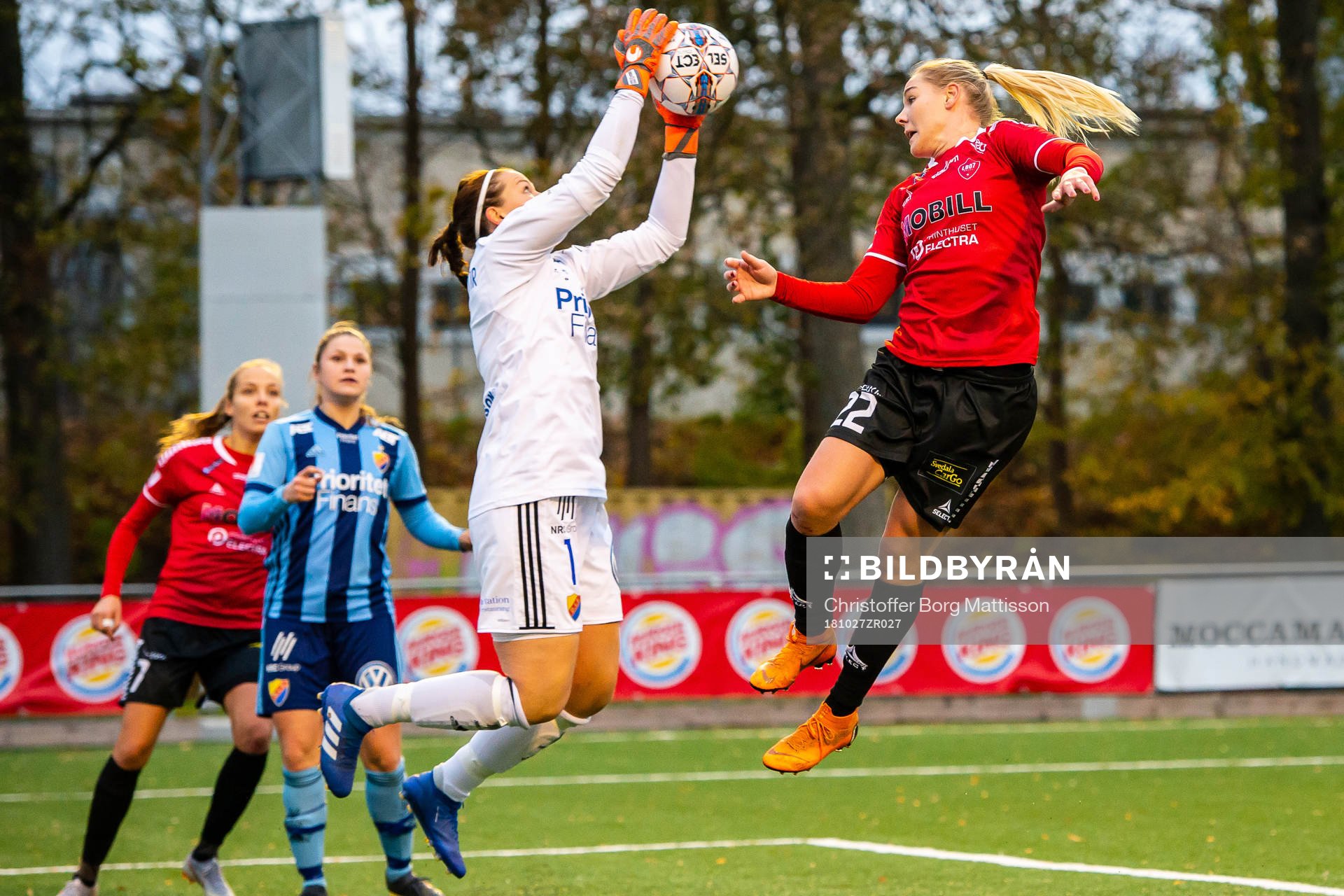 LB07s Raker Hönnudottir i kamp om bollen med Djurgårdens
