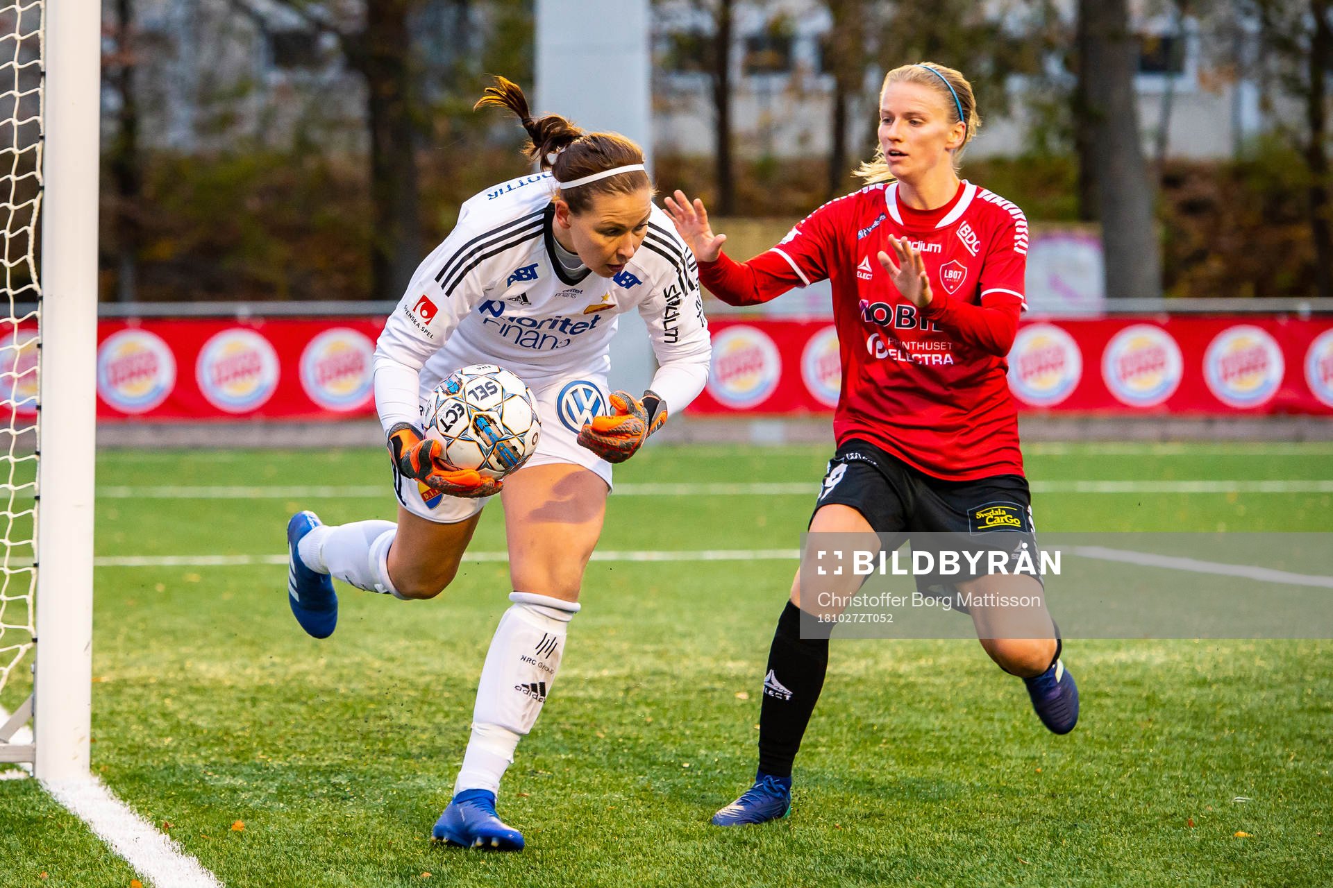 LB07s Amanda Kander i kamp med Djurgårdens målvakt Gudbjörg Gunnarsdottir under fotbollsmatchen i Damallsvenskan mellan LB07 och Djurgården den 27 oktober 2018 i Limhamn.