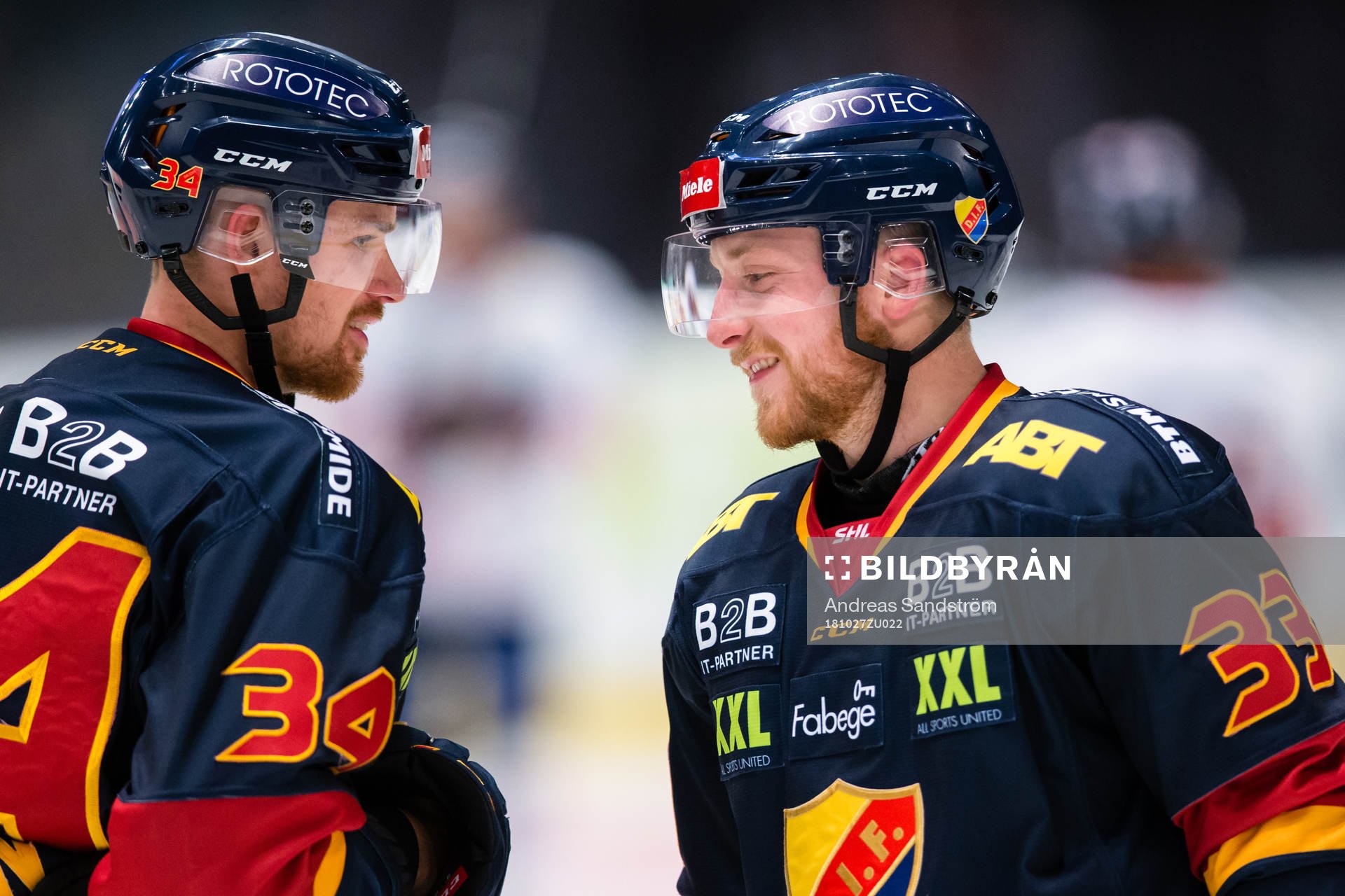 Djurgårdens Tom Nilsson (v) och Linus Hultström (h) ser