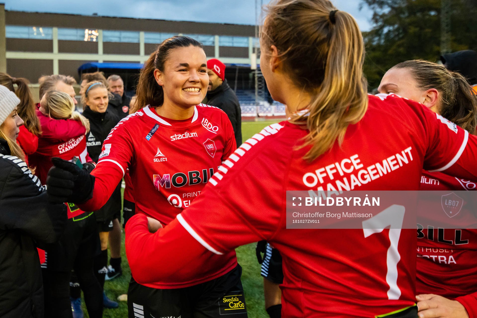 LB07s spelare Anna Welin (t.v) jublar