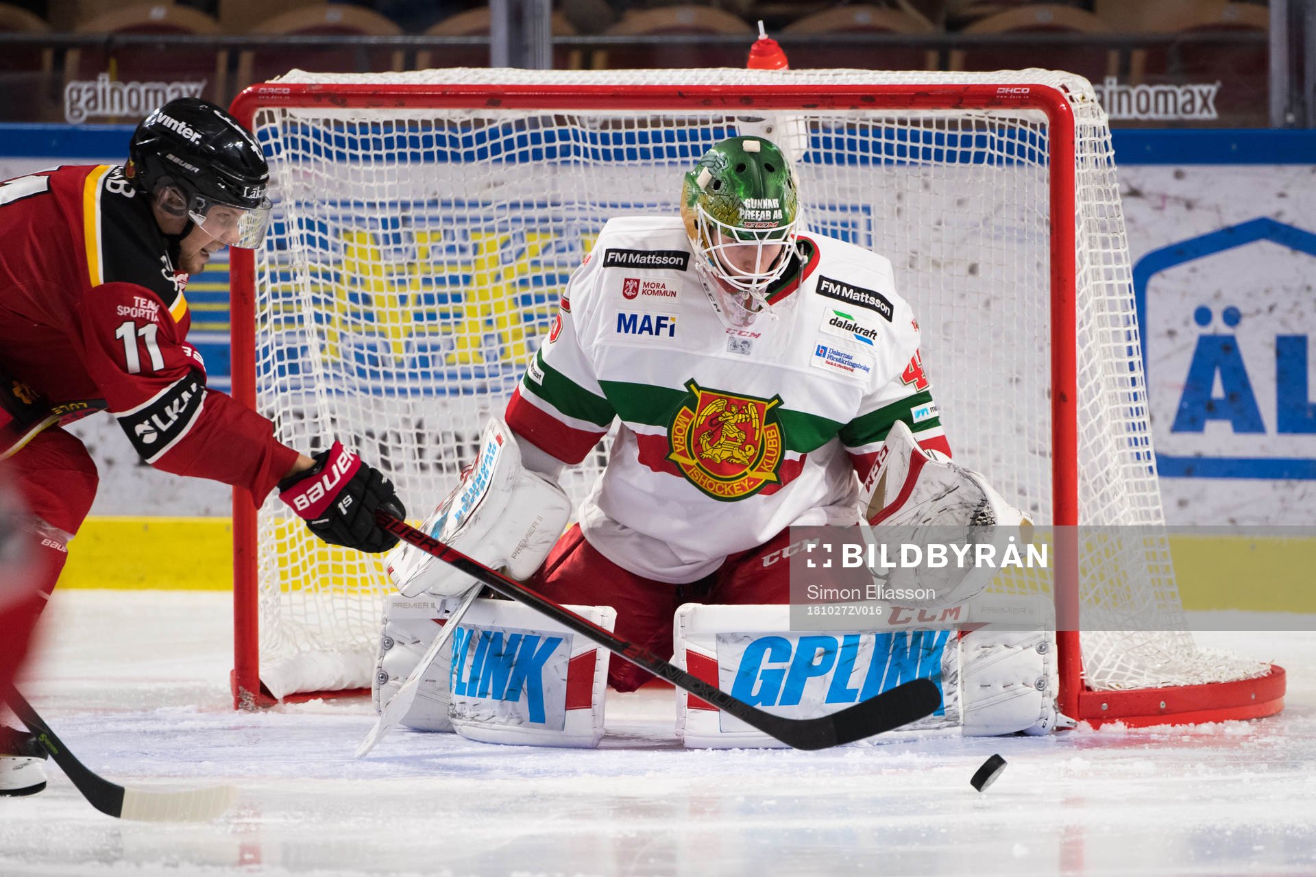 Moras målvakt Isak Wallin och Luleås Petter Emanuelsson