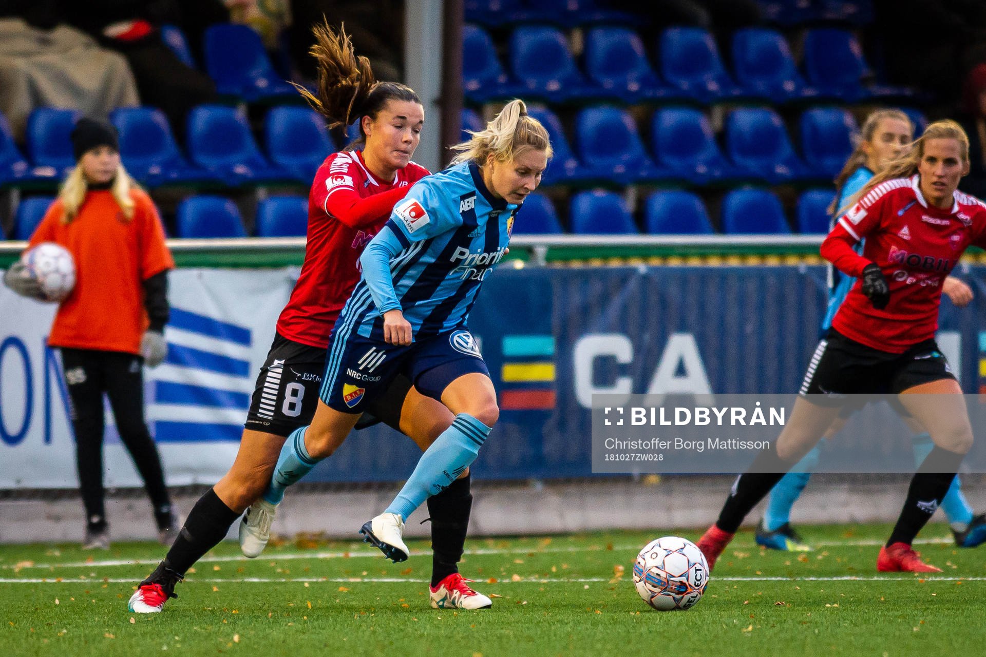 LB07s Anna Welin i Kamp med Djurgårdens Mia Jalkerud under fotbollsmatchen i Damallsvenskan mellan LB07 och Djurgården den 27 oktober 2018 i Limhamn.