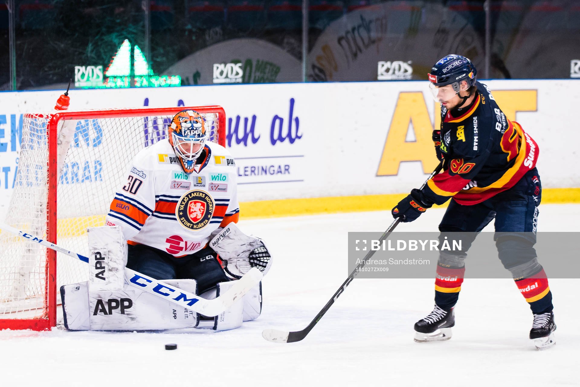 Djurgårdens Gustav Possler oroar framför Växjös
