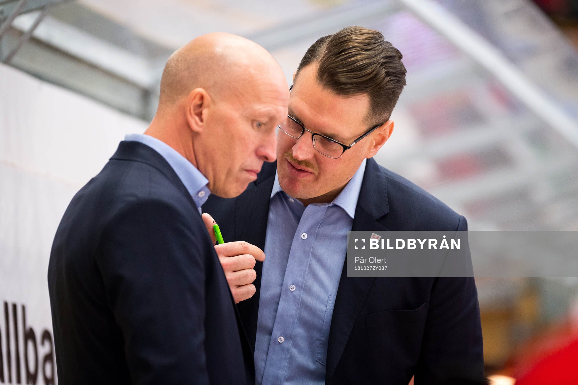 Timrås assisterande tränare Johan Thelin diskuterar med