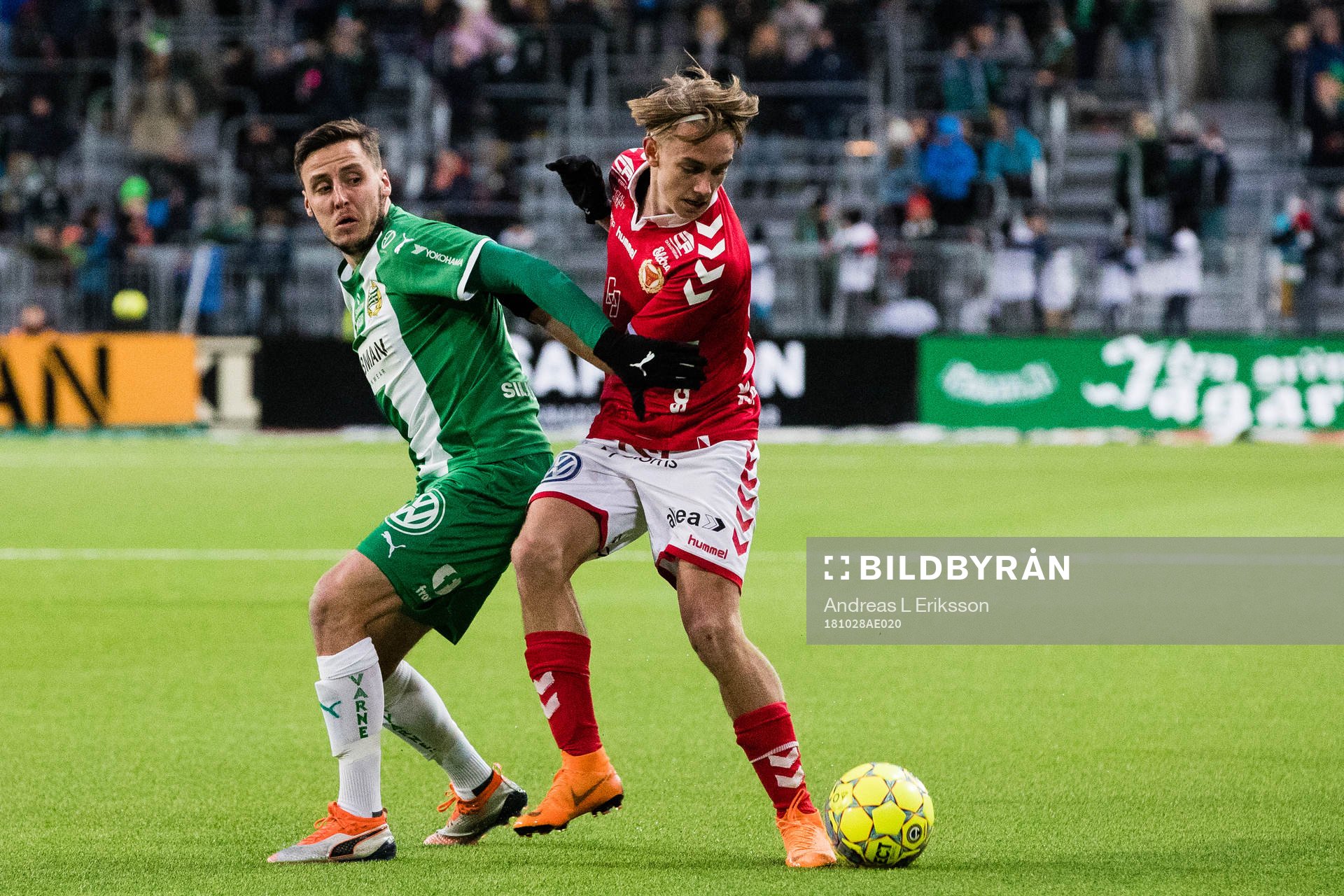 Hammarbys Jeppe Andersen i kamp om bollen med Kalmars Isak